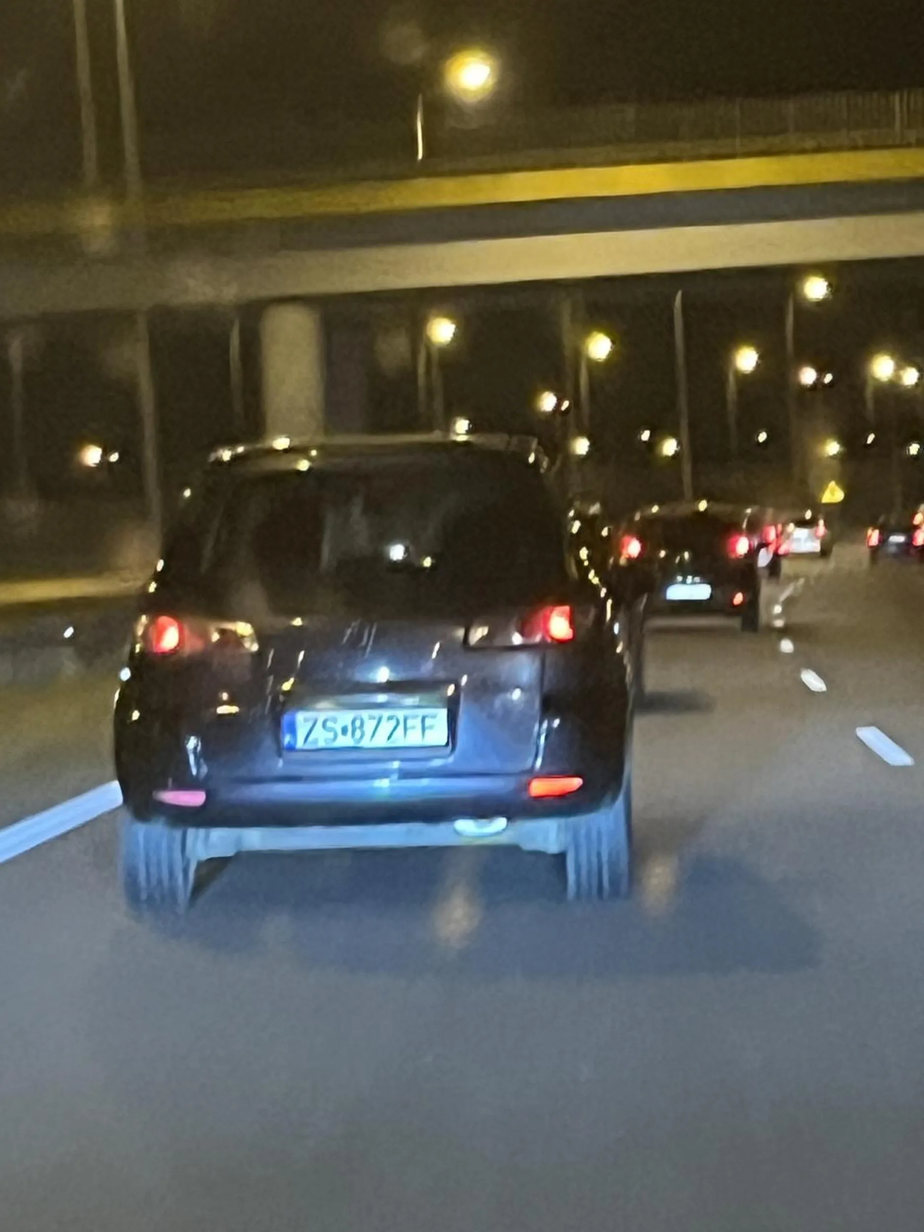Trudno powiedzieć, czy prowadzący w ogóle ma prawo jazdy - jeździ tak, jakby go nie miał. Na autostradzie mógł spowodować poważny wypadek - wymusił na mnie zjazd do pobocza wciskając się (z prawego pasa) nawet nie tuż przed maskę, ale praktycznie na maskę i bok samochodu. Nie chcę myśleć, co by było, gdybym chwilę później nacisnął na hamulec.
