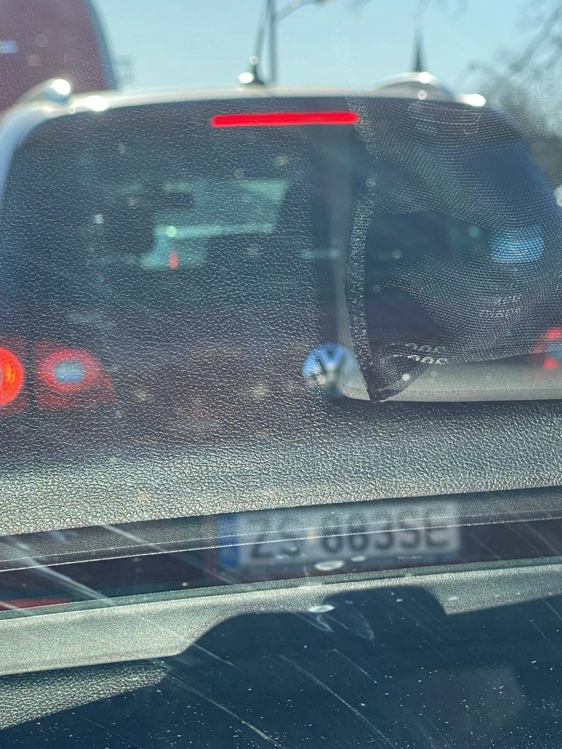 Kobieta zajeżdża drogę, wyprzeda wciska się przed maskę, brawurowa jazda