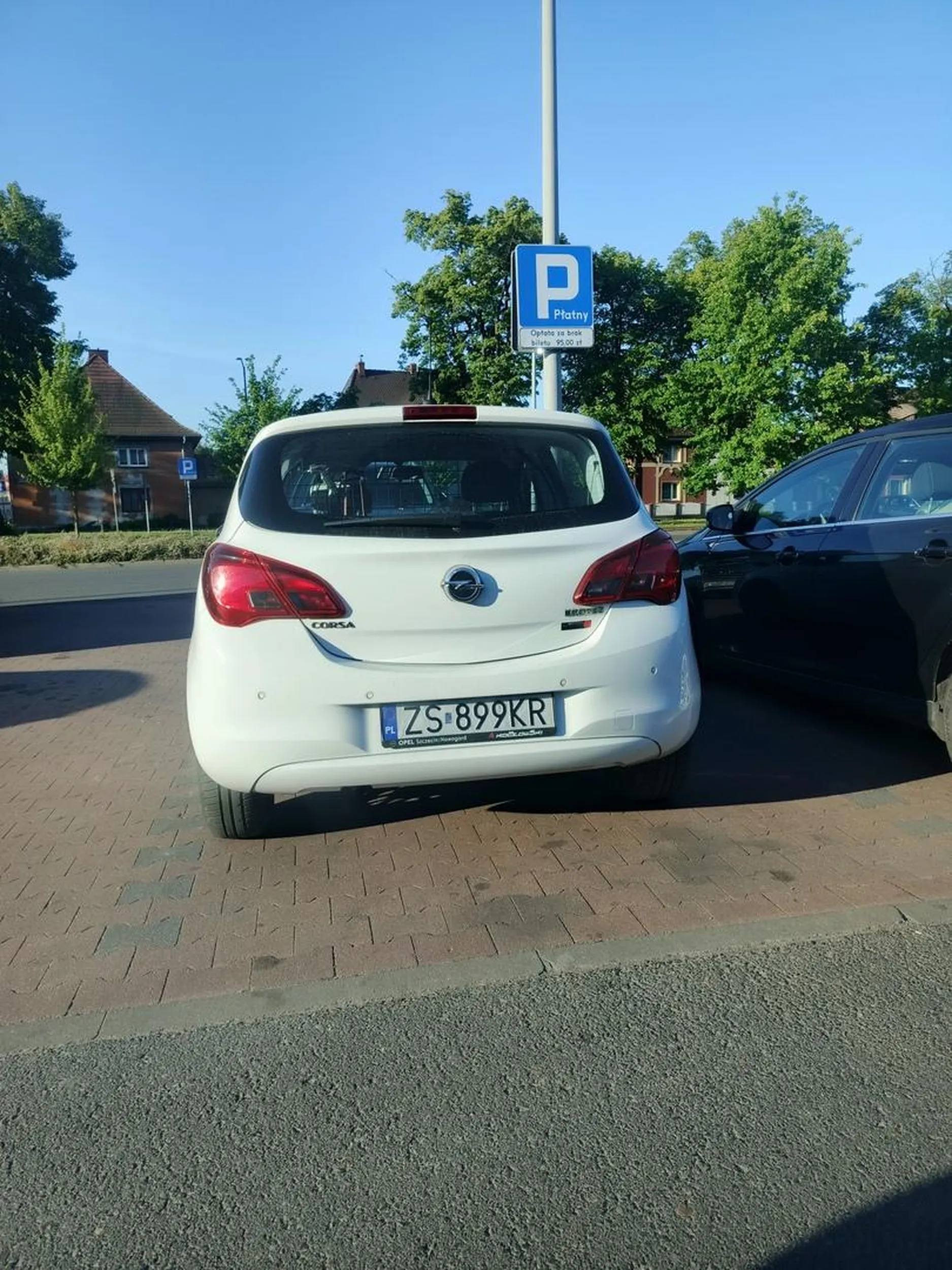 Kierowca nie szanujący cudzej własności, po zaparkowaniu uderzył drzwiami w mój samochód gdy ja siedziałem w środku, podszedłem do boku auta zobaczyć czy są jakieś uszkodzenia, zanim się odezwałem usłyszałem wyzwiska skierowane w moją stronę co zakończyło się kłótnią, a gdy próbowałem odjechać kierowca jeszcze kopnął moje auto. Nie pozdrawiam kierowcy ...