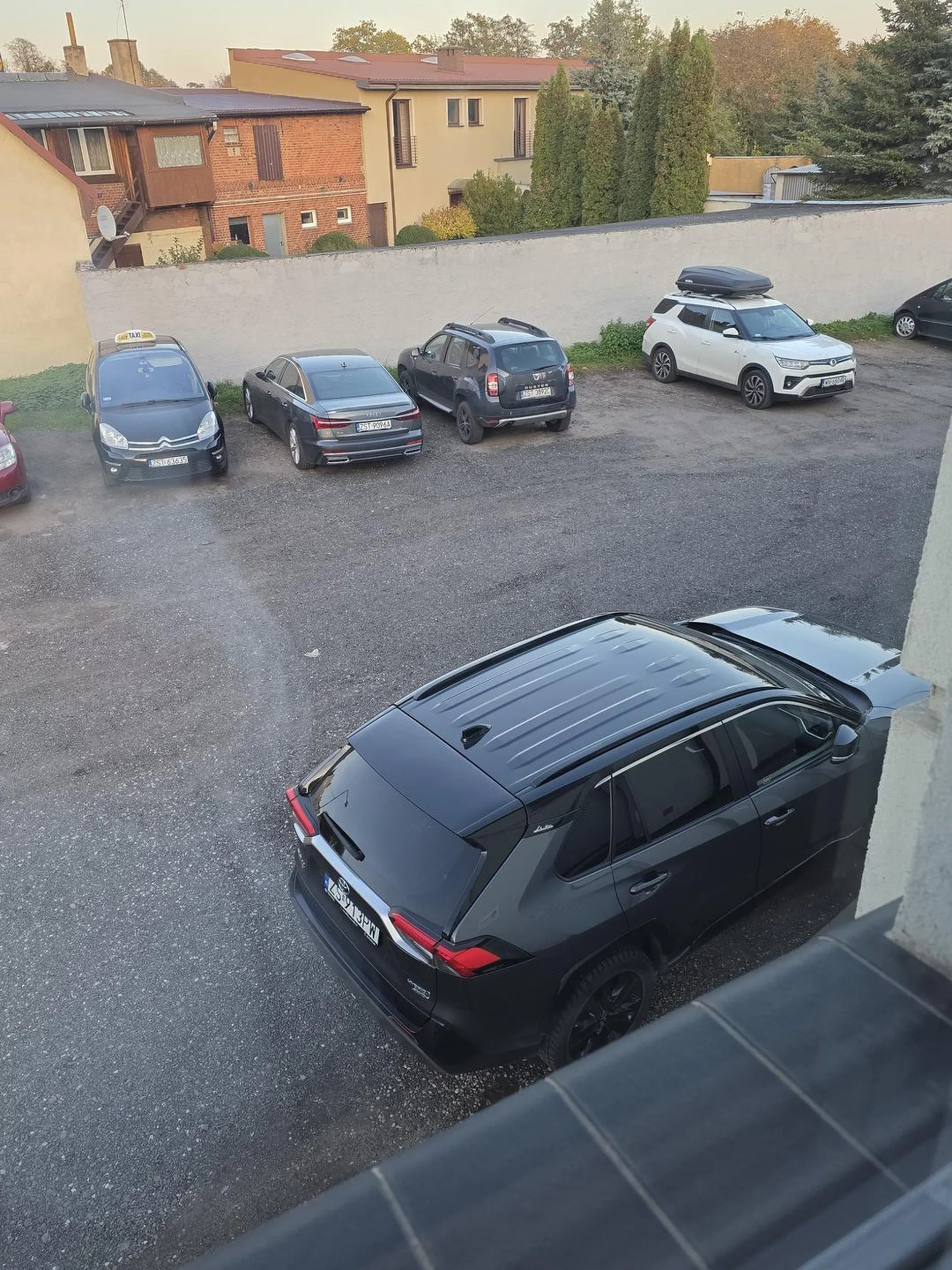 Wyraźna prośba pod prywatnym budynkiem żeby nie parkować, wolne miejsca po drugiej stronie, ale oczywiście trzeba zrobić na złość :)