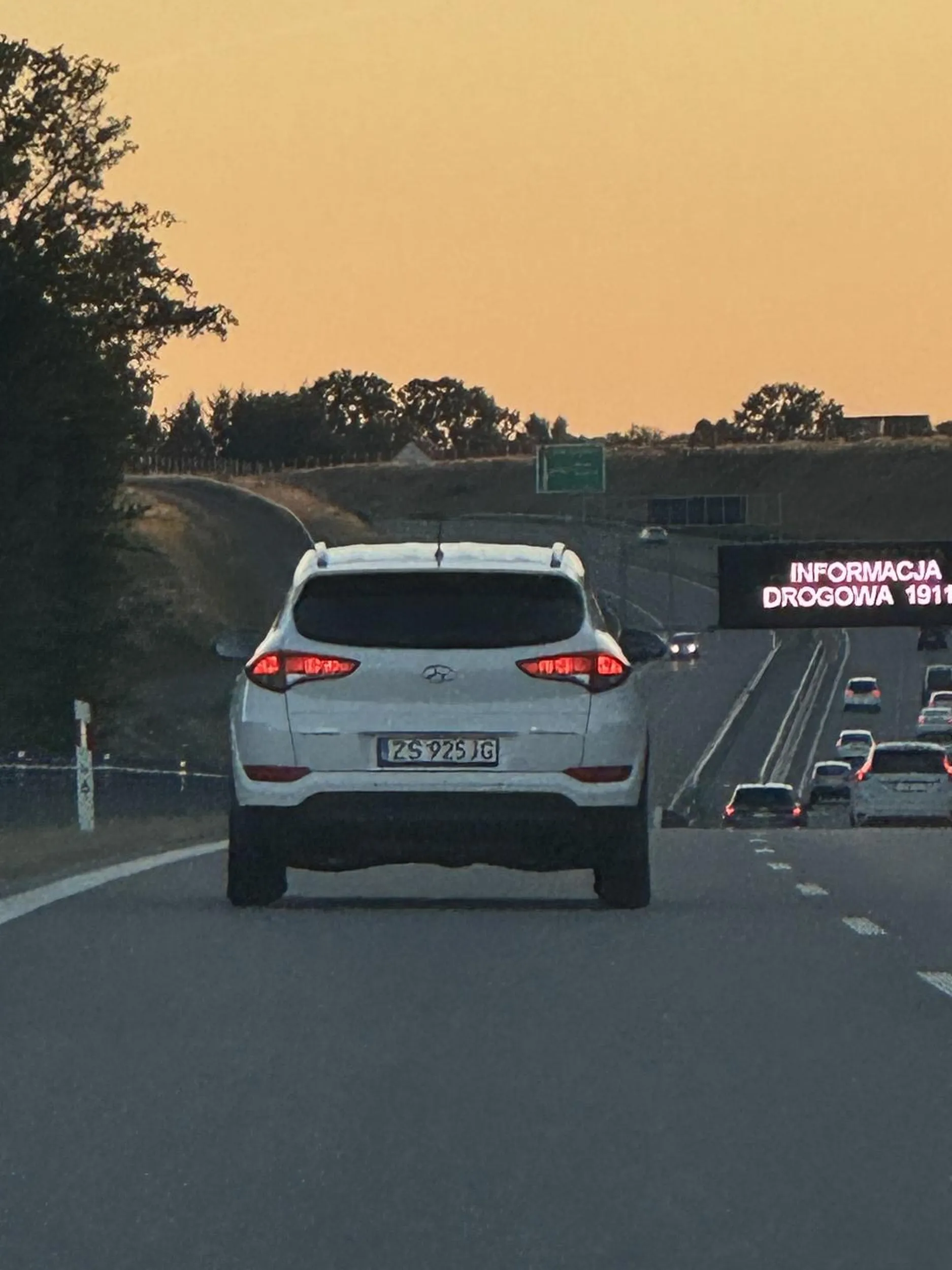 Spycha z lewego pasa na drodze s, zachowuje się jak dzieciak pokazując środkowy palec za auto,  ogólnie stwarza zagrożenie na drodze.