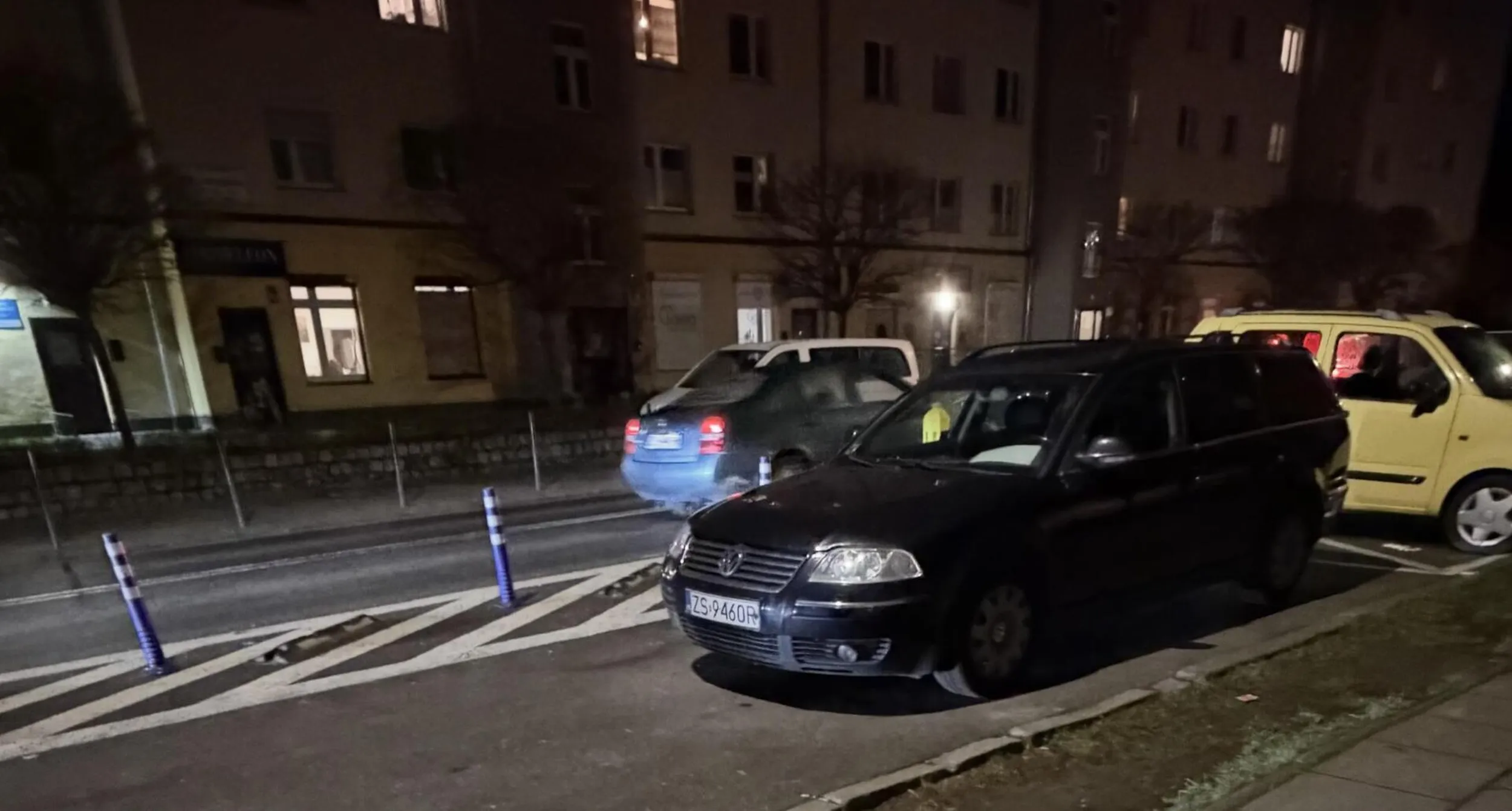 Miło że ktoś zrobił mi miejsce bezpośrednio przy przejściu dla pieszych, taki azyl tylko dla mnie, idealnie!