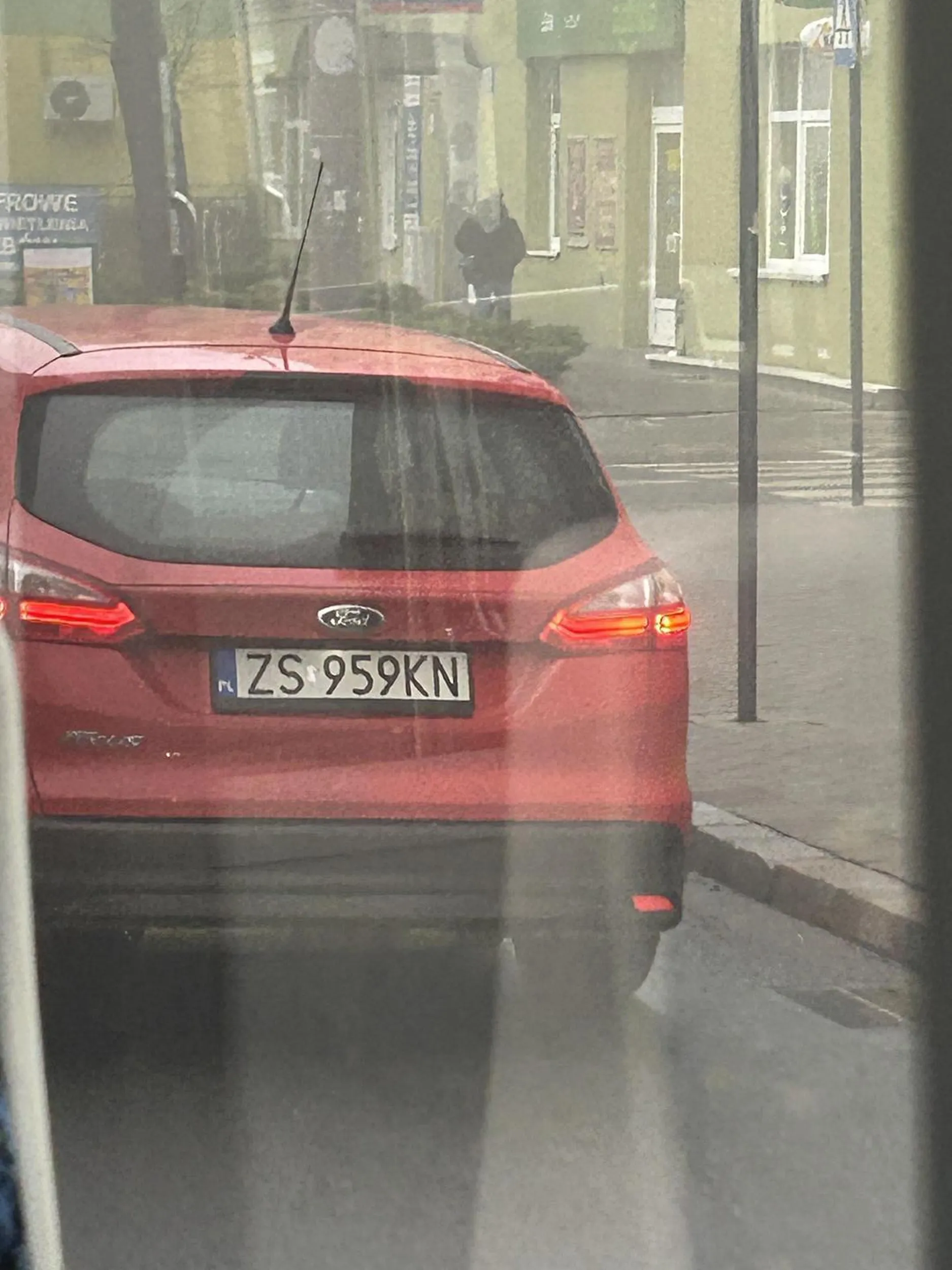 Facet w okularach który prowadził czerwonego forda prawie potrącił babke bo ewidentnie mu sie spieszyło i zaczął z prawej strony wyprzedzać tramwaj, kiedy drzwi się otworzyły, proponuje zmienić okulary albo udać sie na korekte wzroku bo niedługo kogos zabijesz