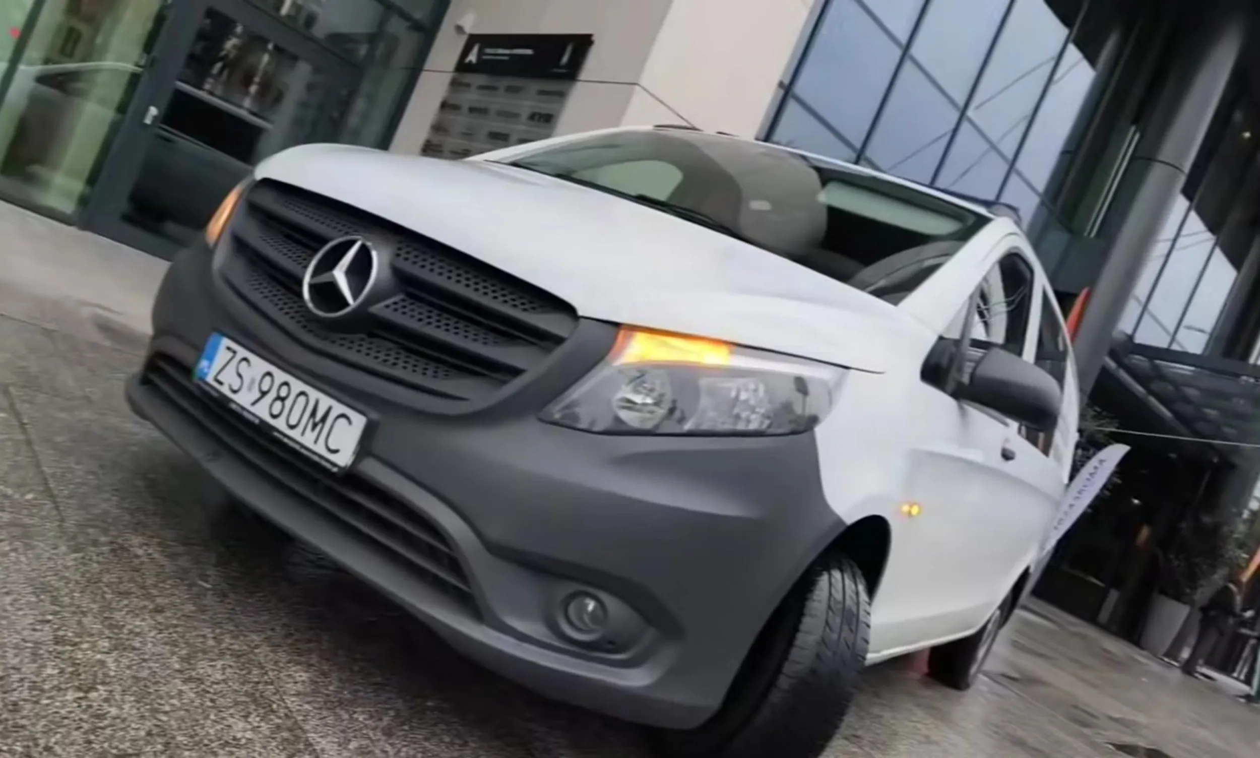 1. Jeżdżenie po chodniku 2. Potrącenie (celowe) pieszego 3. Ucieczka z miejsca zdarzenia https://www.facebook.com/share/v/1776HzosZb/