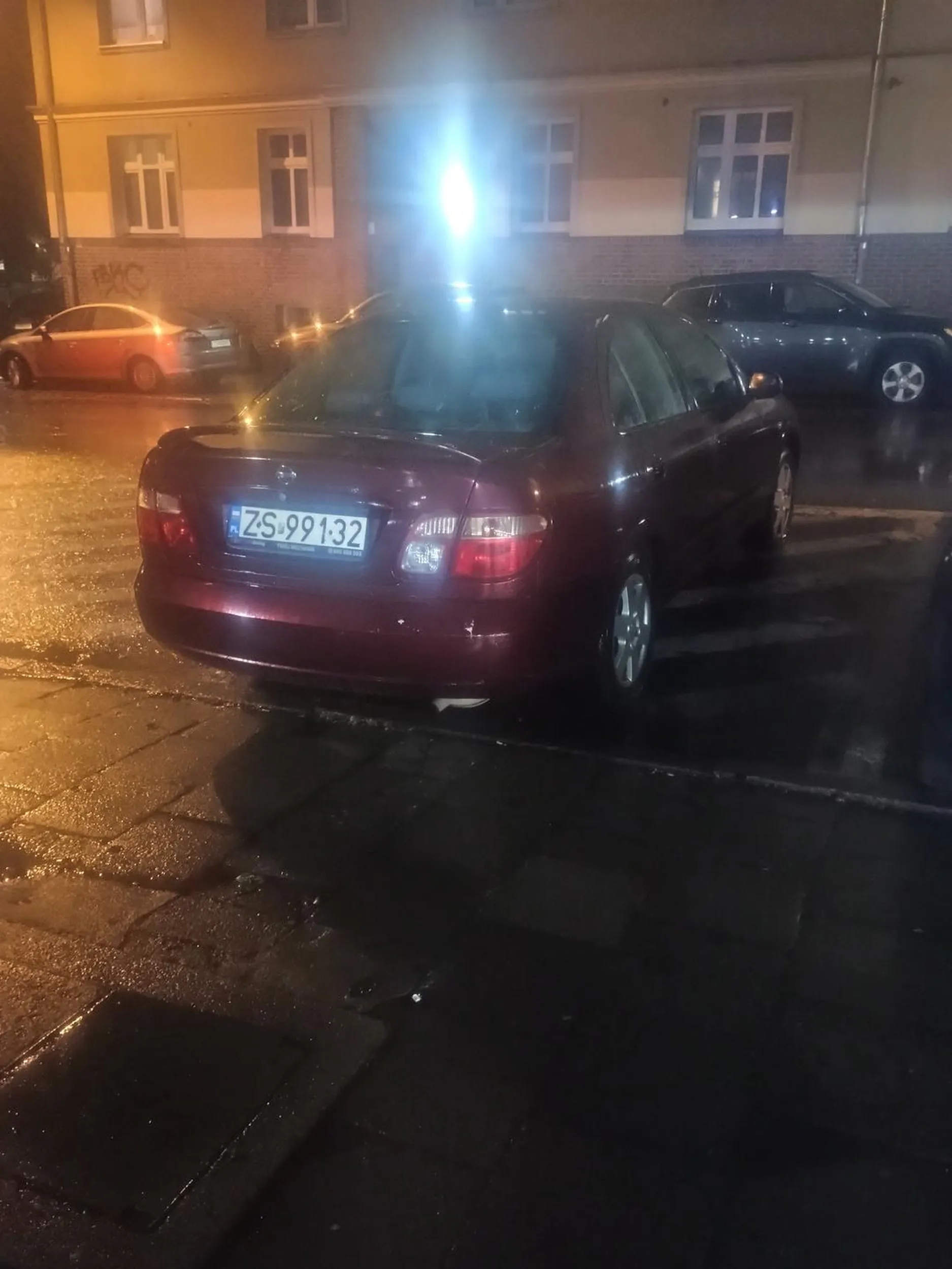 Kierowca parkuje na strefie wyłączone z ruchu pomimo ze w okół jest dużo miejsca