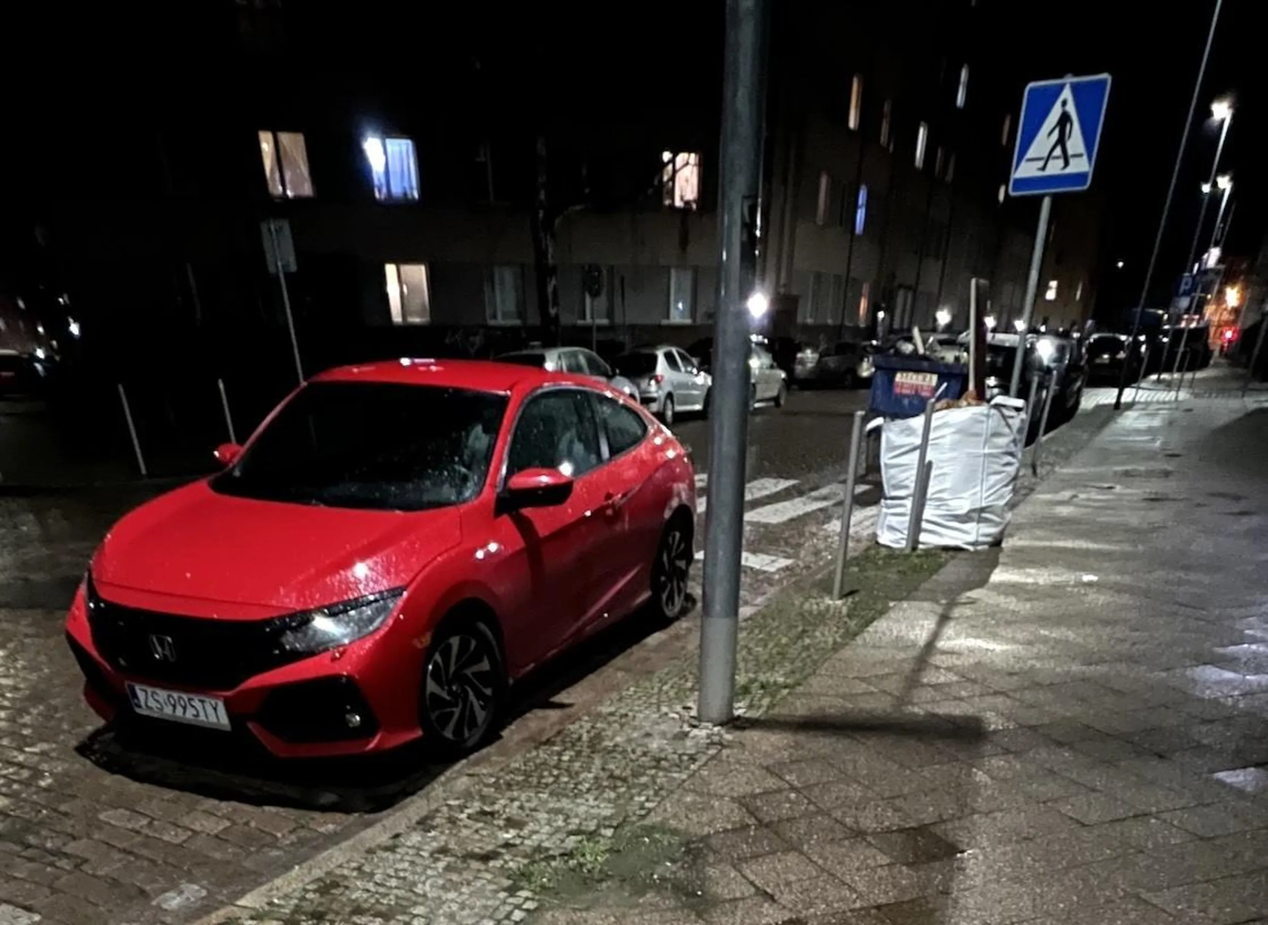 Jaskrawe auto przed przejściem poprawia bezpieczeństwo, bo szarego pieszego przecież będzie lepiej widać jak zza niego wychodzi!