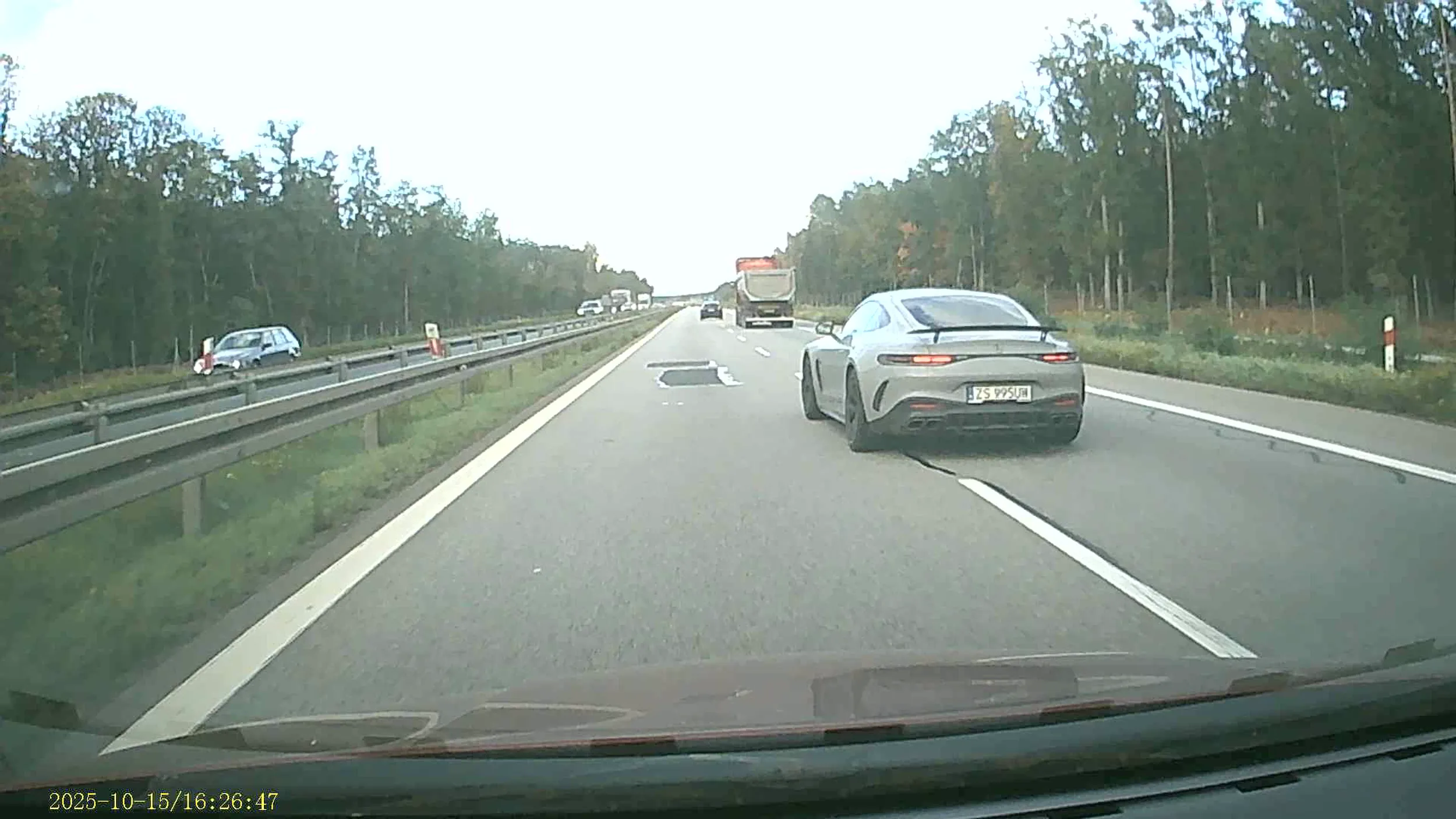 Nowobogacki mistrz kierownicy na autostradzie popędza każdego światłami,  podjeżdża pod zderzak w końcu wyprzedza z prawej strony.  Oby jak najszybciej zajęły się nim służby zanim kogoś zabije.
