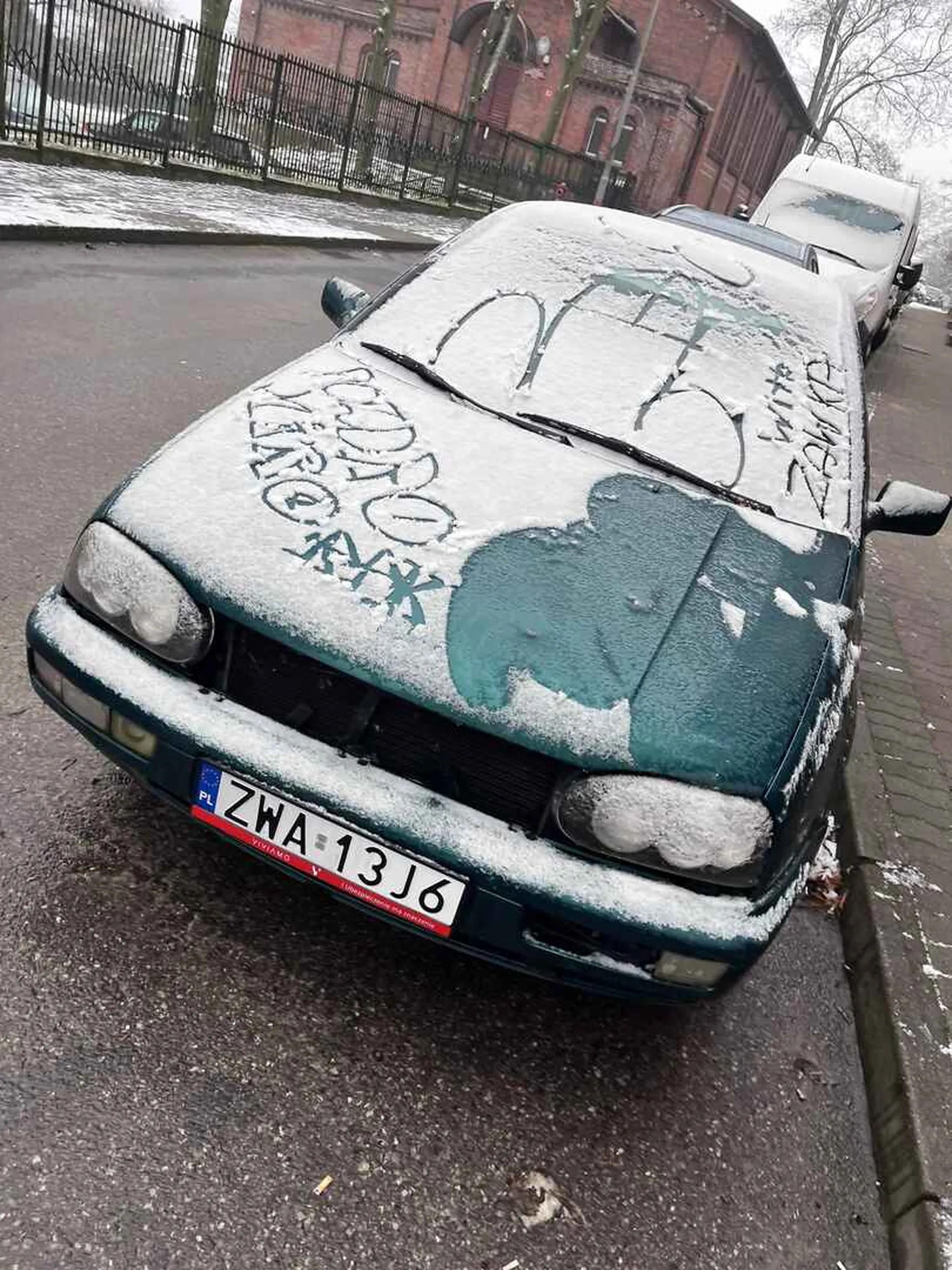 alkoholik smrodliwy z kutangiem na szybie