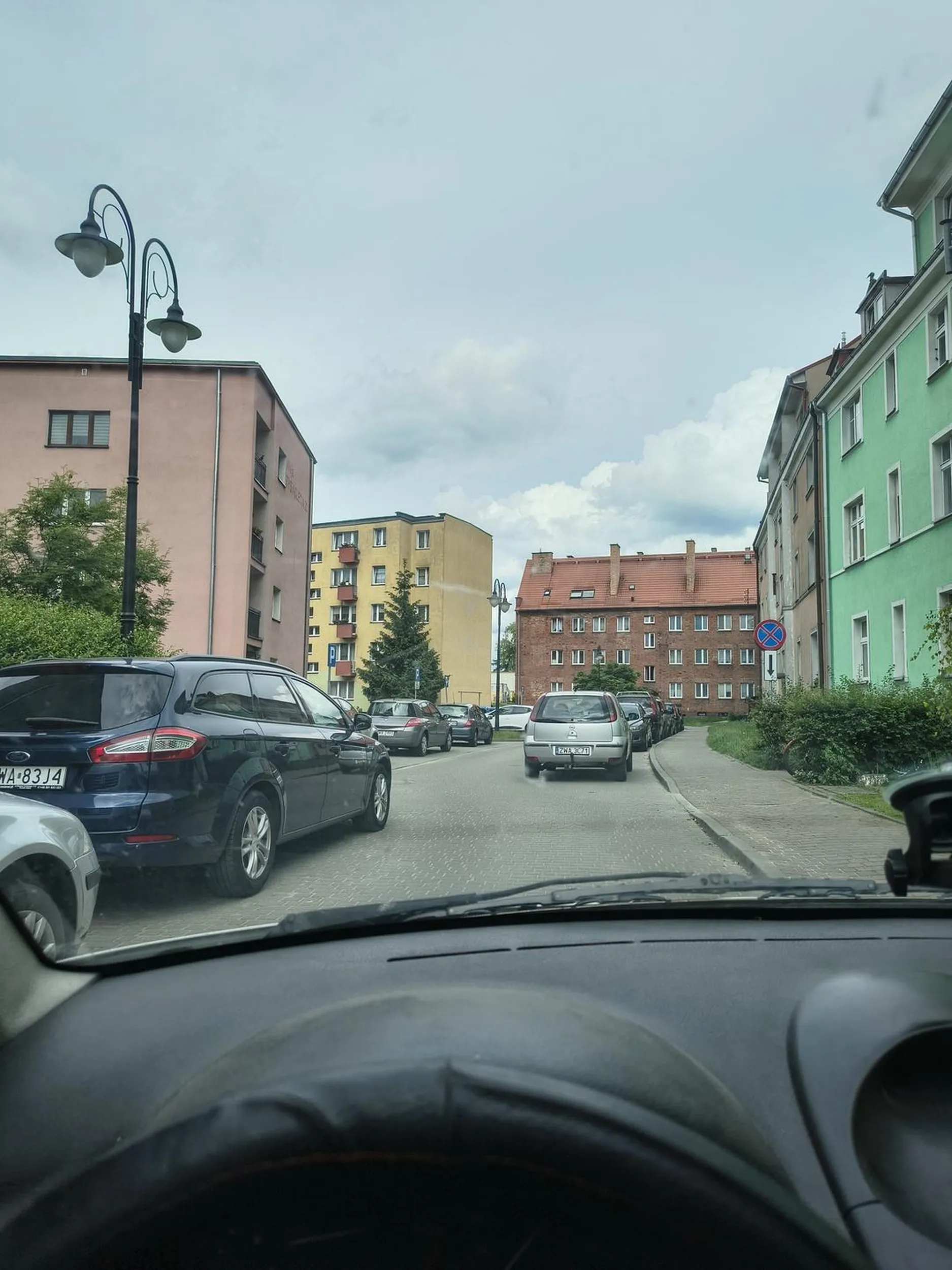 Następnym razem jak zaparkujesz to całkowicie zablokuj przejazd :D