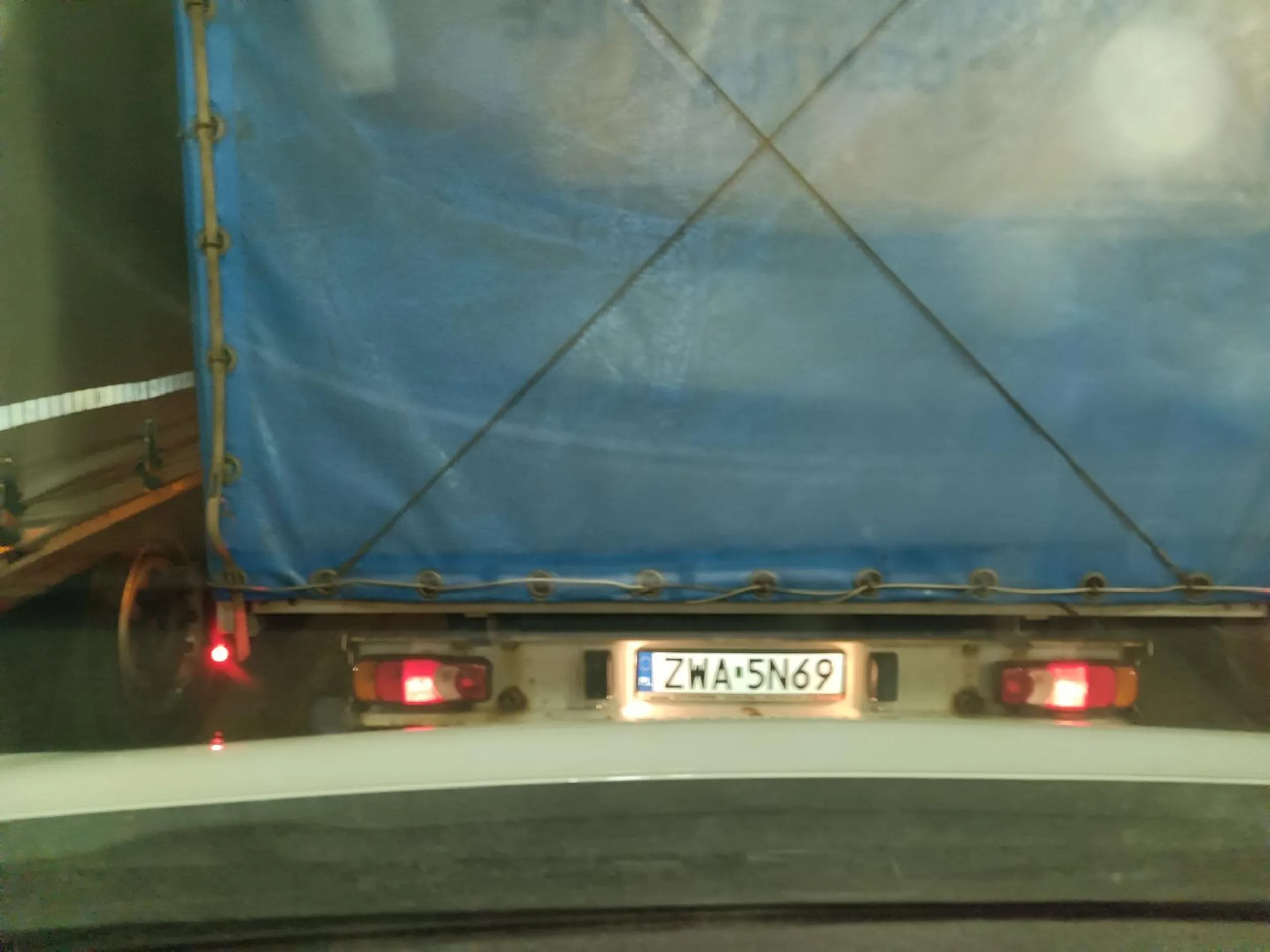 Kierowca nie odpowiedzialny  wjeżdża na promowanie bardzo szybko przez bramki kontrolne i uderzył lewym lusterkiem osobę na bramce kontrolnej.Kamery wszystko nagrały i aż pani w kasie zaproponowała że udostępni nagranie