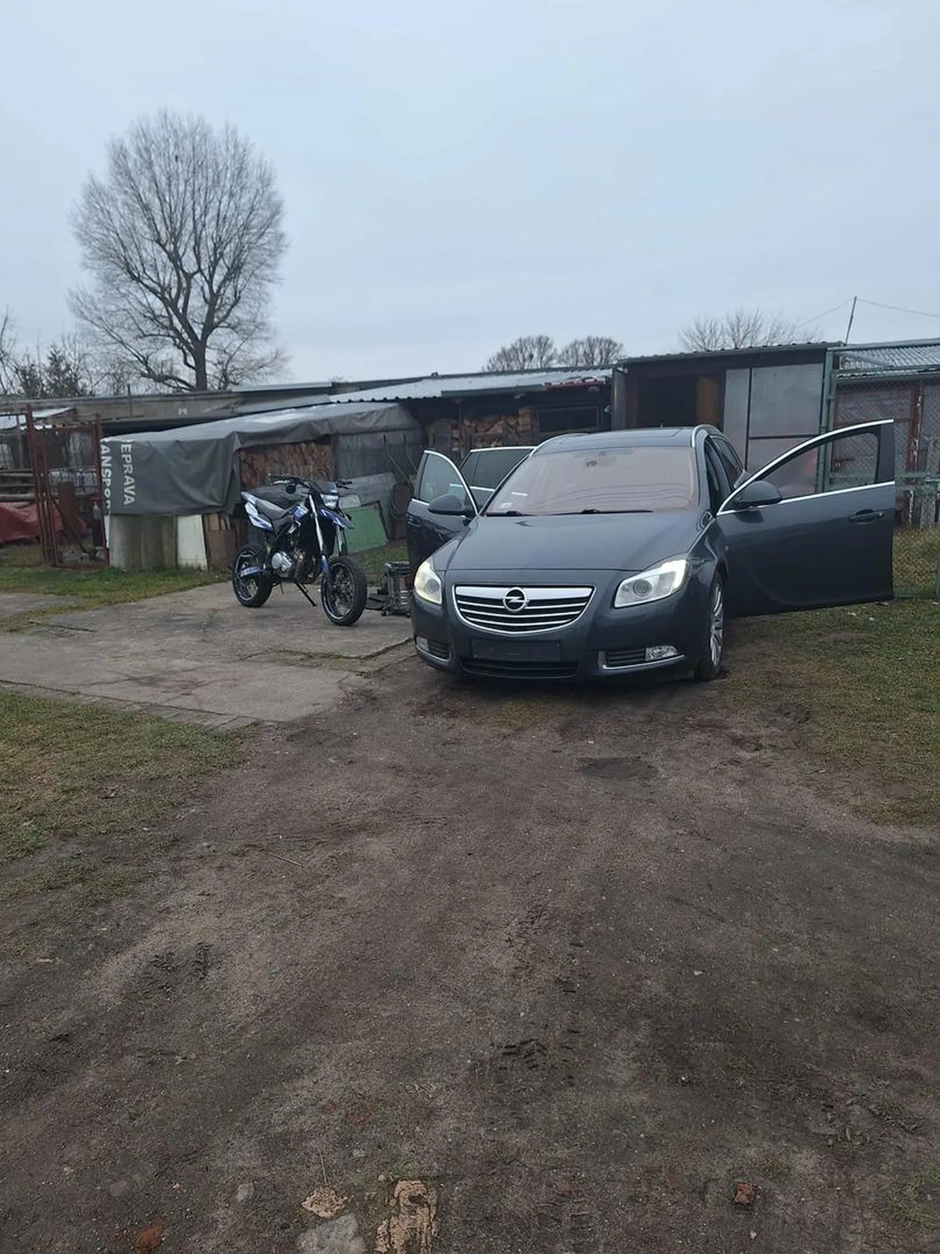 kierowca opel insignia(opcja full) wyprzedził mnie na wstecznym ja mu w gaz a on mi zgasł. gdy stanął na parkingu zauważyłem że ktoś jedzie rowerem w samochodzie. uszczypłem się za siurka i okazało że to nie był sen