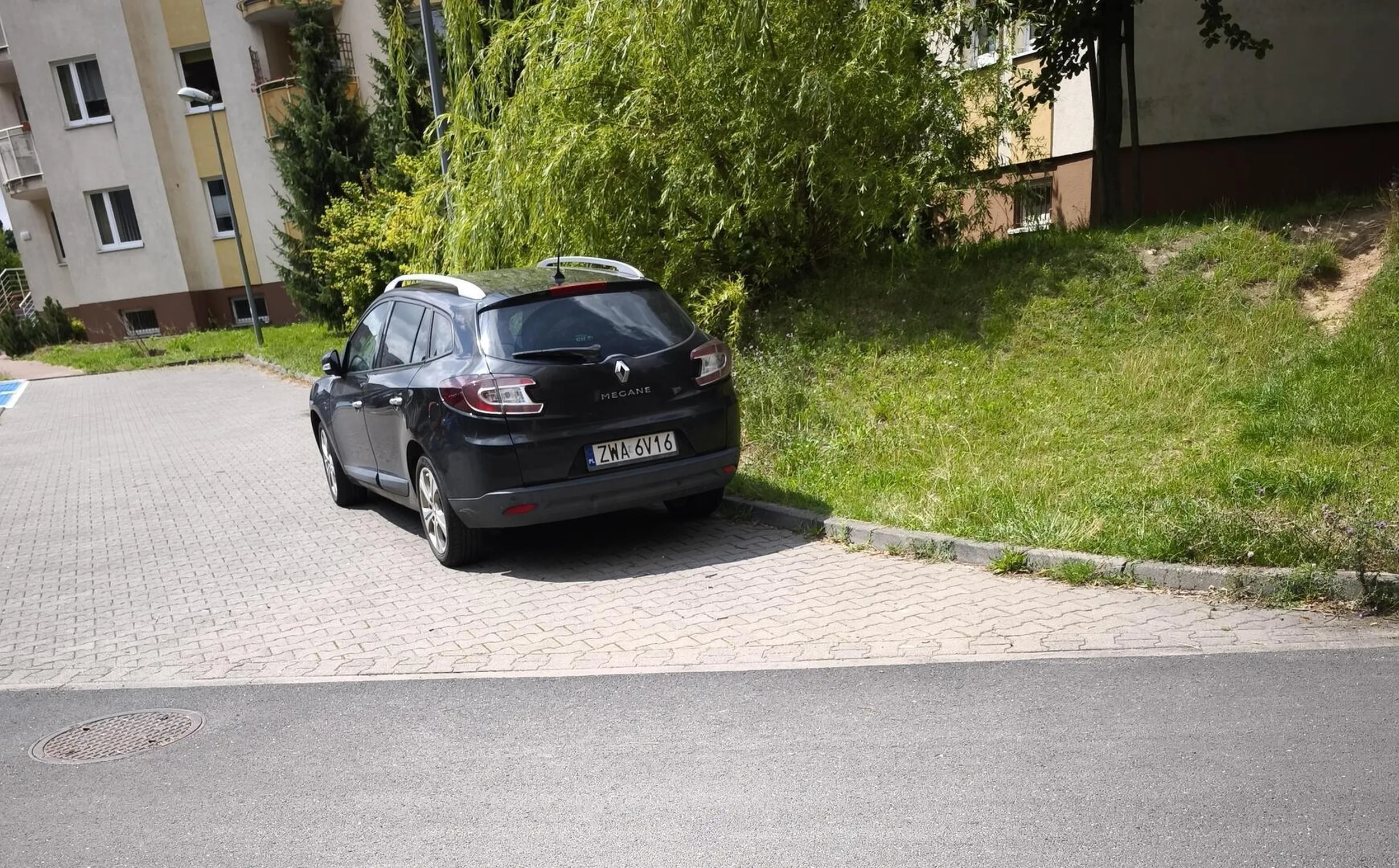 Bloker powrocil. Widac linie parkinkowe to za duze wyzwanie intelektualne.