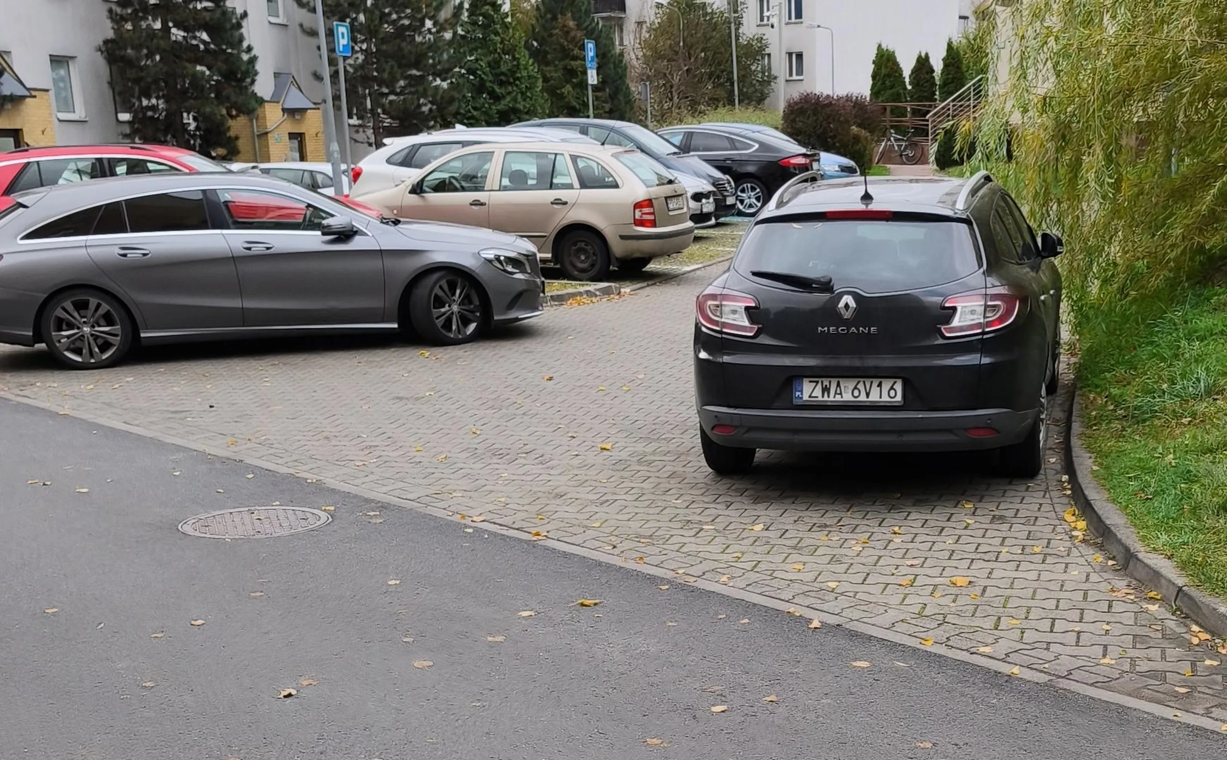 Jak wybierasz sie do miasta ze swojej jaskini to parkuj w wyznaczinym miejscu i nie blokuj przejazdu