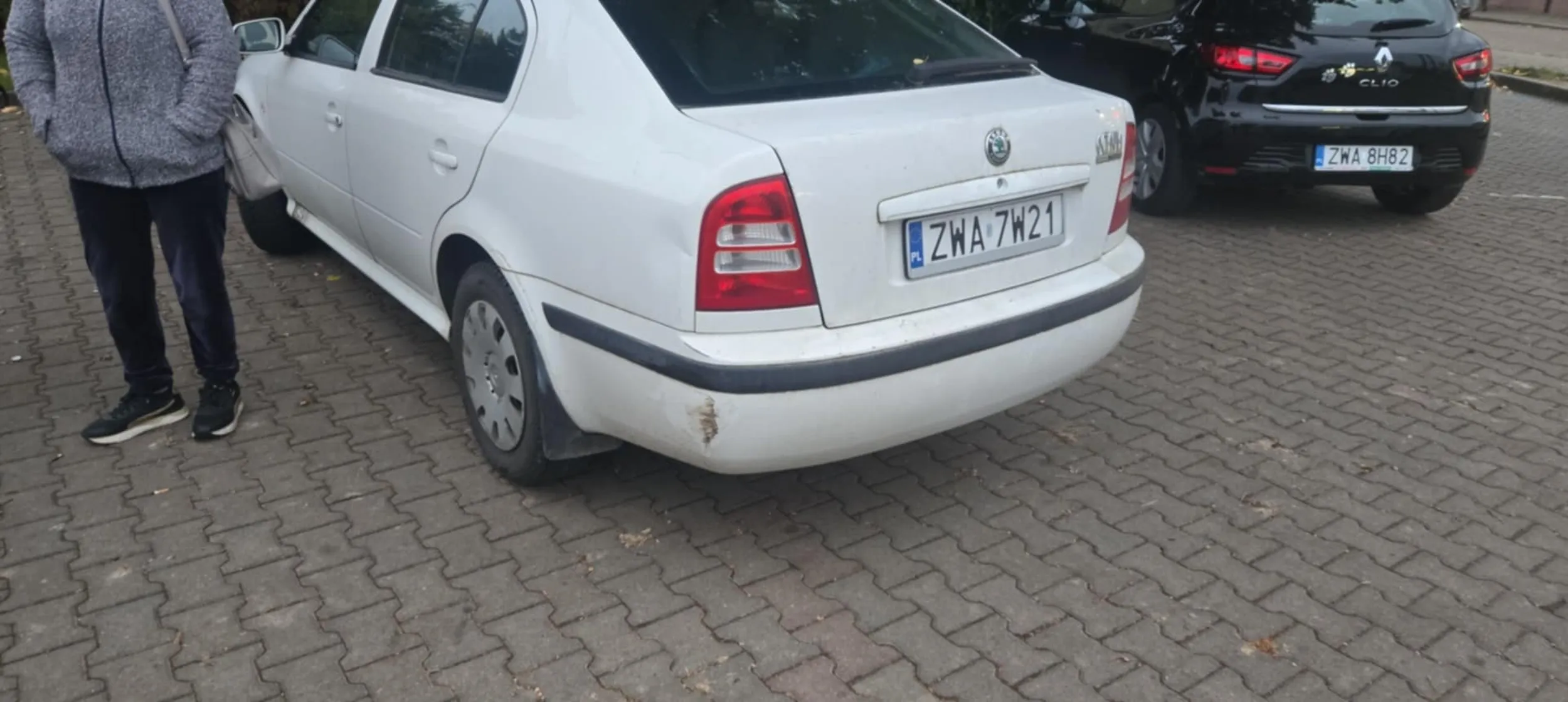 Uważajcie na tą panią bo specjalnie zajeżdża drogę powoduje wypadek I wtedy dzwoni na policję że ktoś w nią wjechał