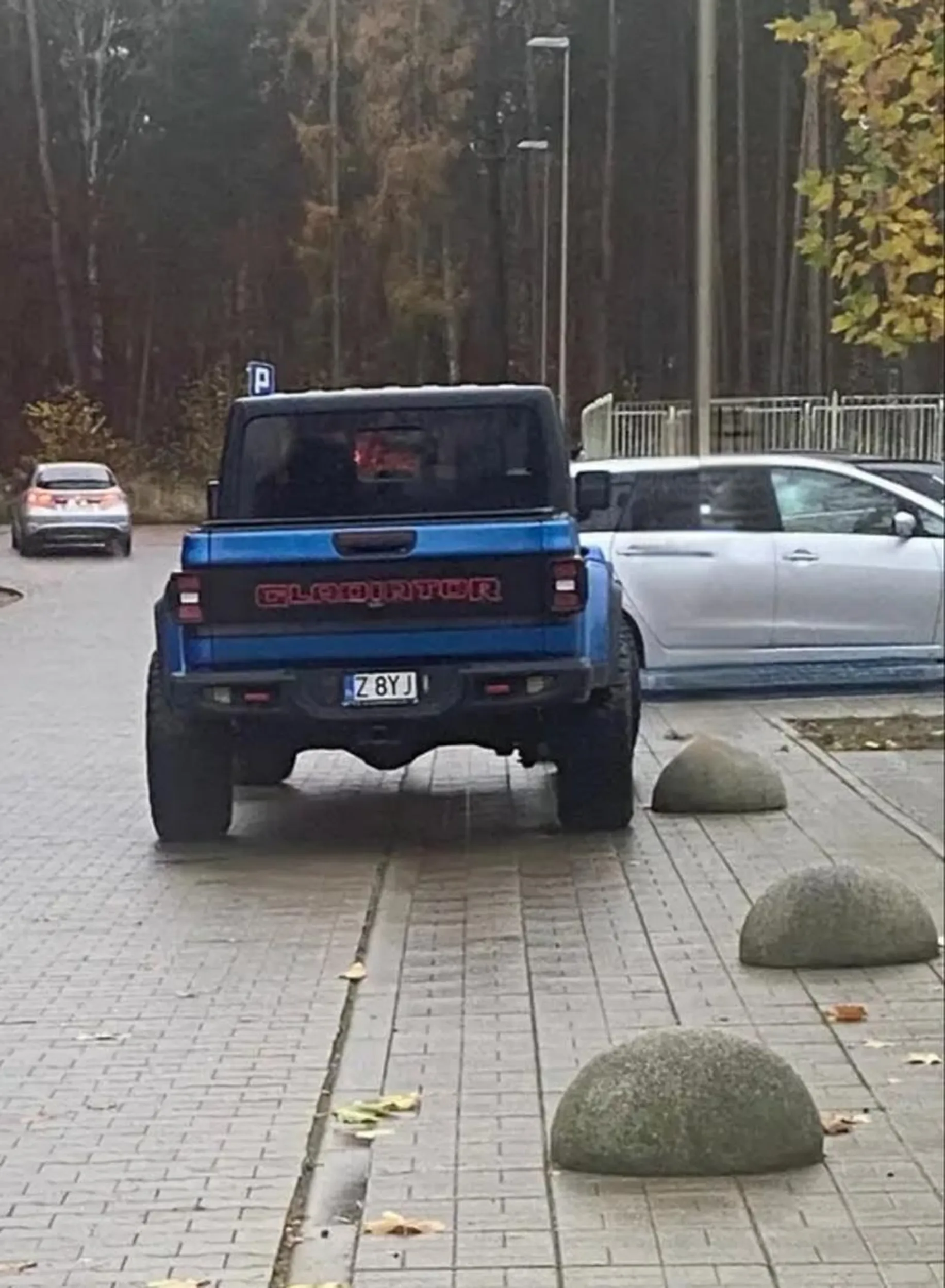 Kierowca nie potrafi prawidło parkować. Nie radzi sobie z pojazdem. Wymagany kurs doszkalający.