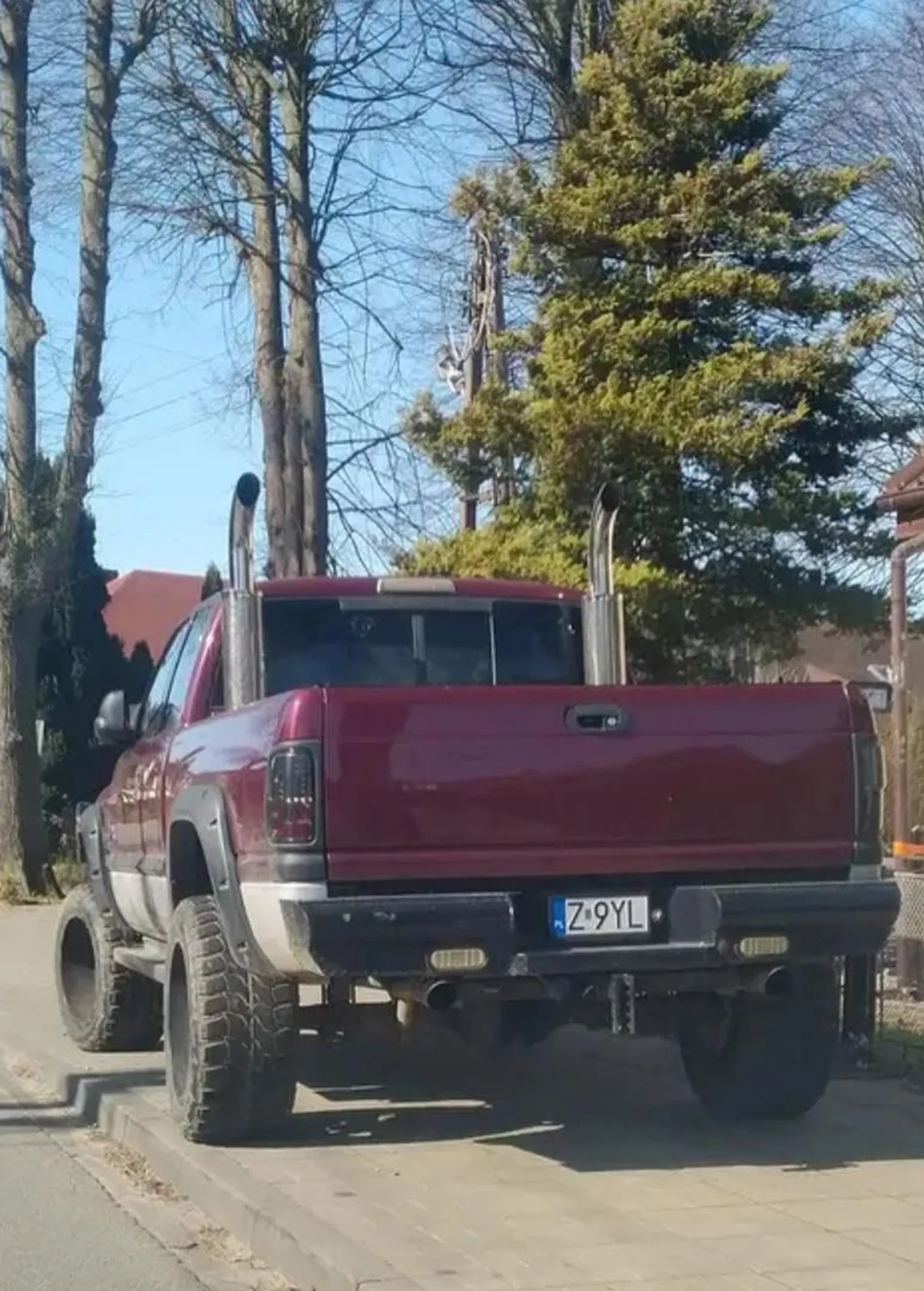 Bezczelny kierowca parkuje na całej szerokości chodnika.