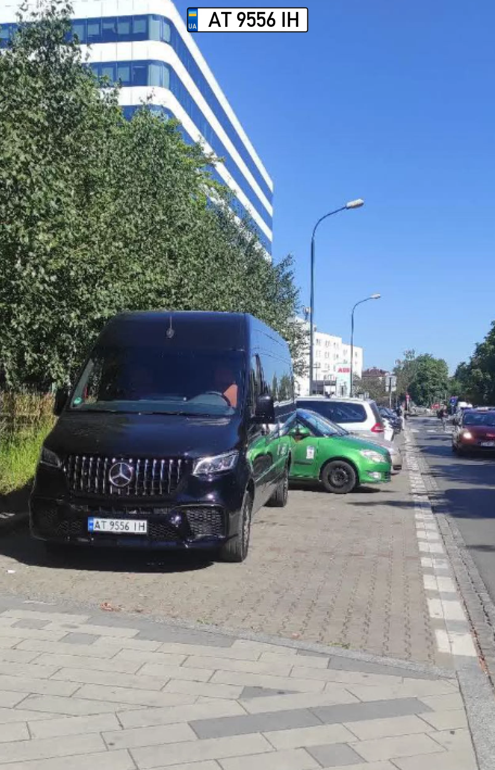 Można i na trzech miejscach, koledzy ze wschodu, pewnie od początku tak stoją i czekają na koniec.