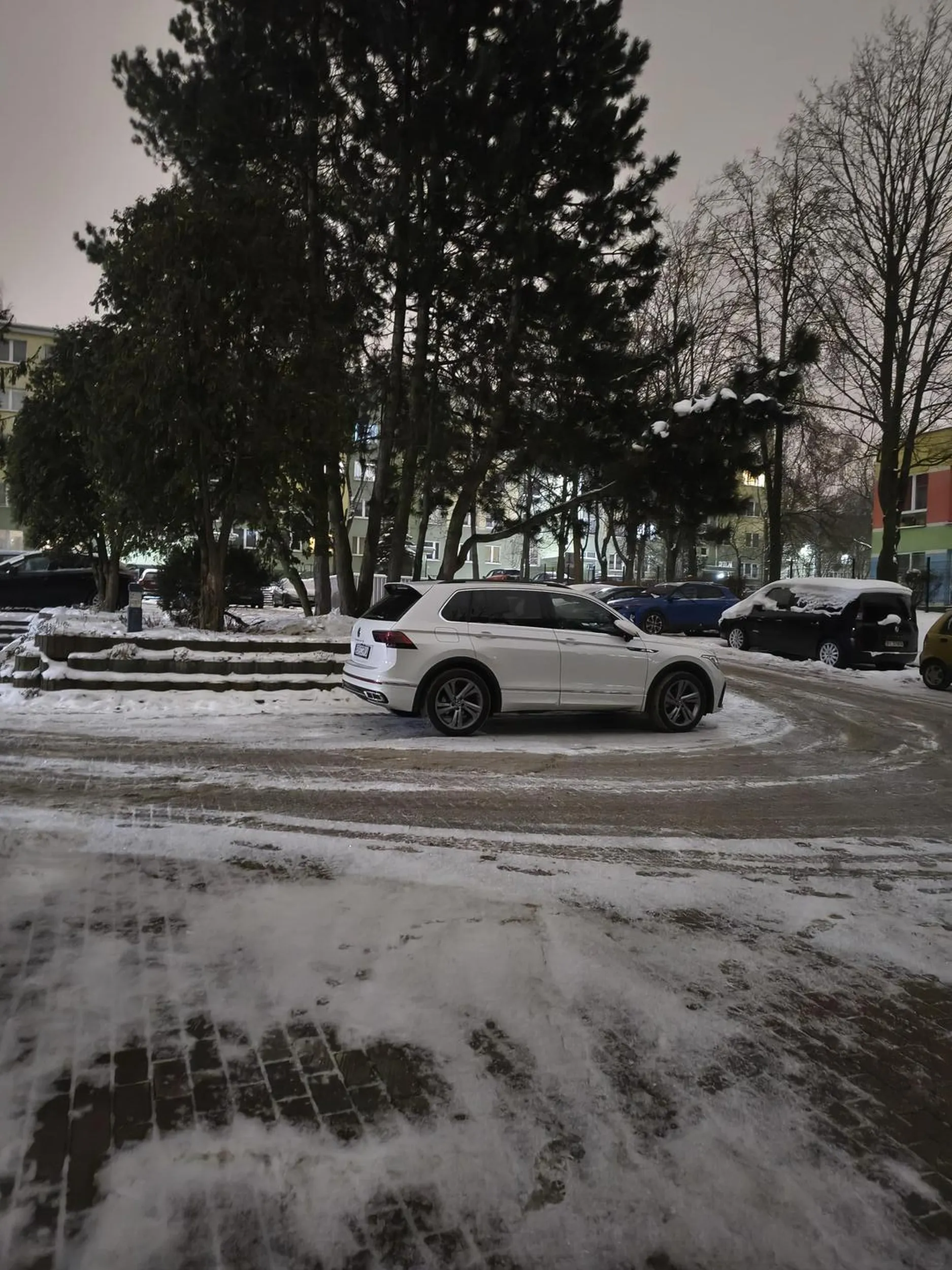 To nie parking. Nie stawaj na środku. Notorycznie to się potwarza