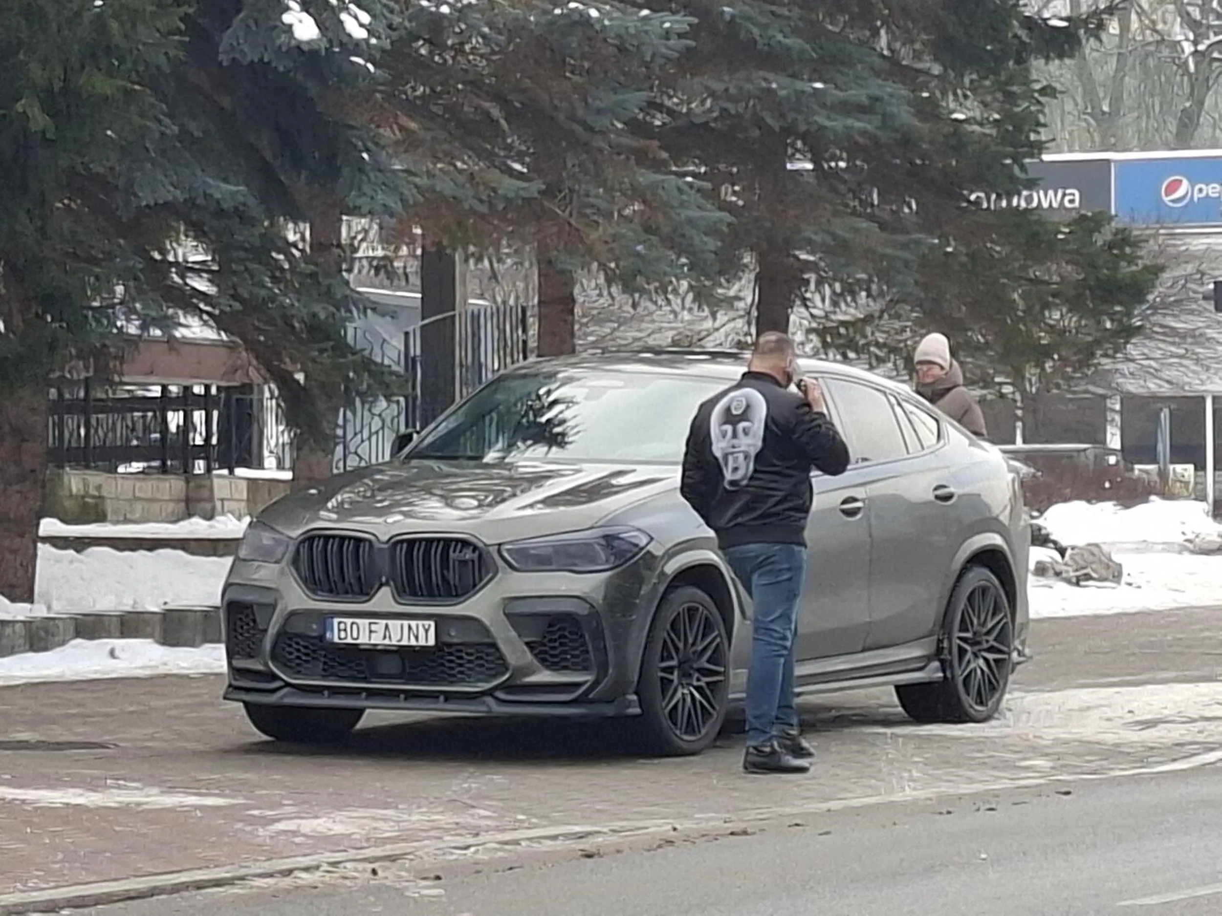 Ty fajny, zacznij parkować w miejscach do tego wyznaczonych, chodnik do tego nie służy.