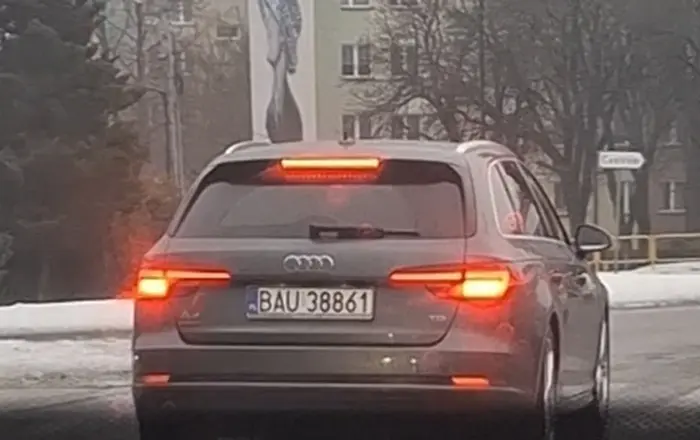 Kierowca jadący prawym pasem wyprzedził mnie bezpośrednio przed zwężeniem jego pasa i wymusił włączenie się do ruchu „na suwak” pomimo braku miejsca przed mną. Zrobił to w sposób agresywny zmuszając mnie do gwałtownego hamowania. Z głową, gdzie tak się spieszysz?