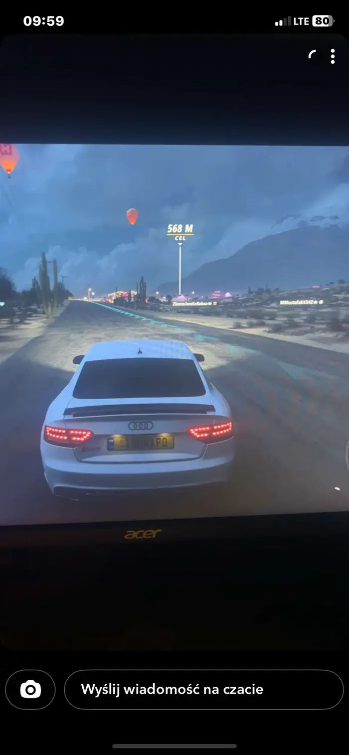 Kierowca jeździ po osiedlu po czym podjeżdża i krzyczy ,,pa jaka fura” po czym odjeżdża z piskiem opon stwarzając zagrożenie na drodze. Nie pozdrawiam .