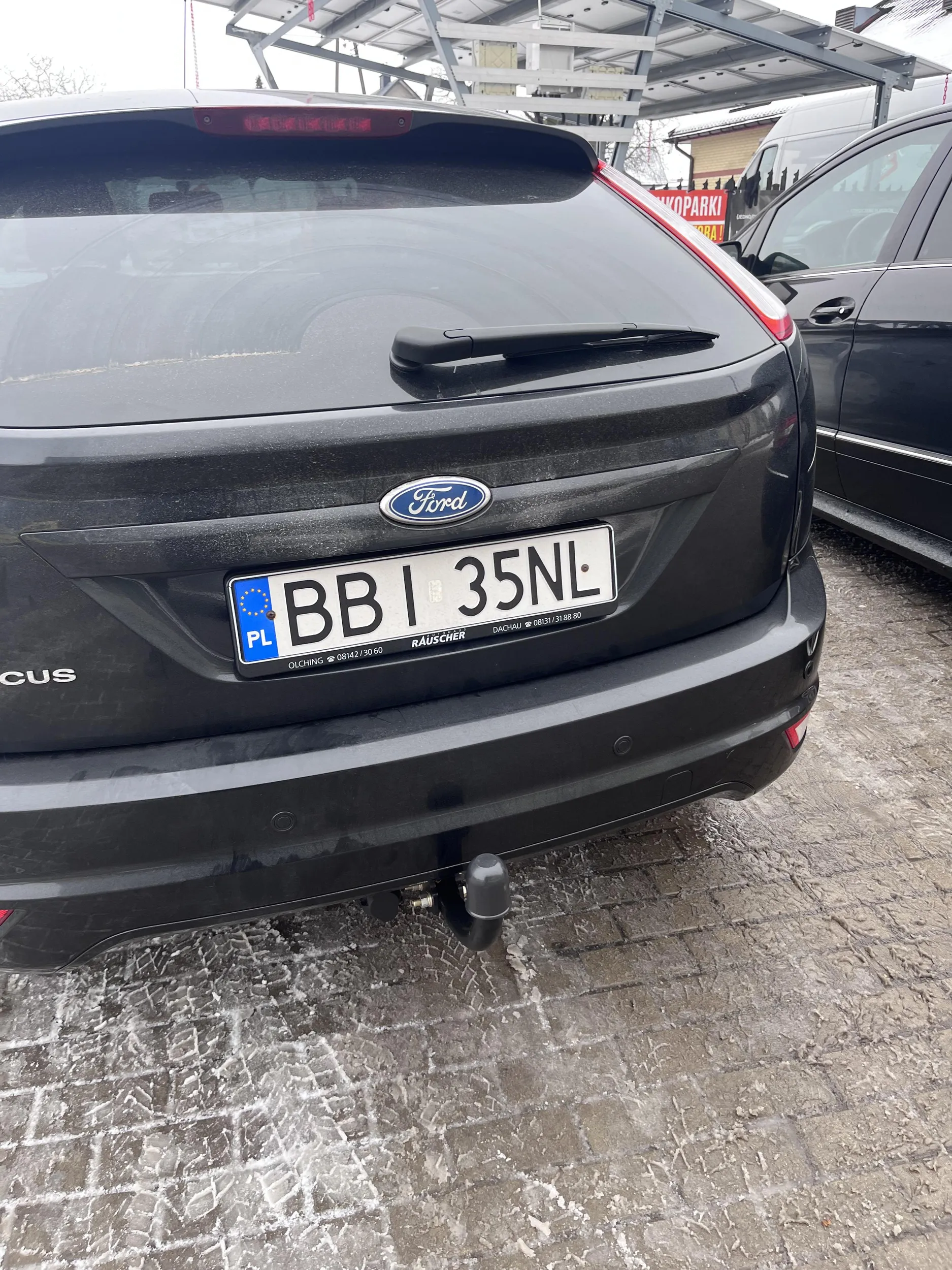 Czarny focus i jakiś dziad z demencją, szeryfowanie mu się odpaliło i postanowił przy zimowych warunkach wyjechać prosto przed maskę i mówić że za szybko jechałem, nie polecam prawko do zabrania bo już staruch nie wie co robi