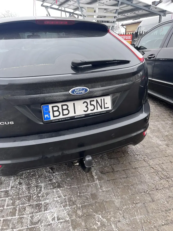 Czarny focus i jakiś dziad z demencją, szeryfowanie mu się odpaliło i postanowił przy zimowych warunkach wyjechać prosto przed maskę i mówić że za szybko jechałem, nie polecam prawko do zabrania bo już staruch nie wie co robi