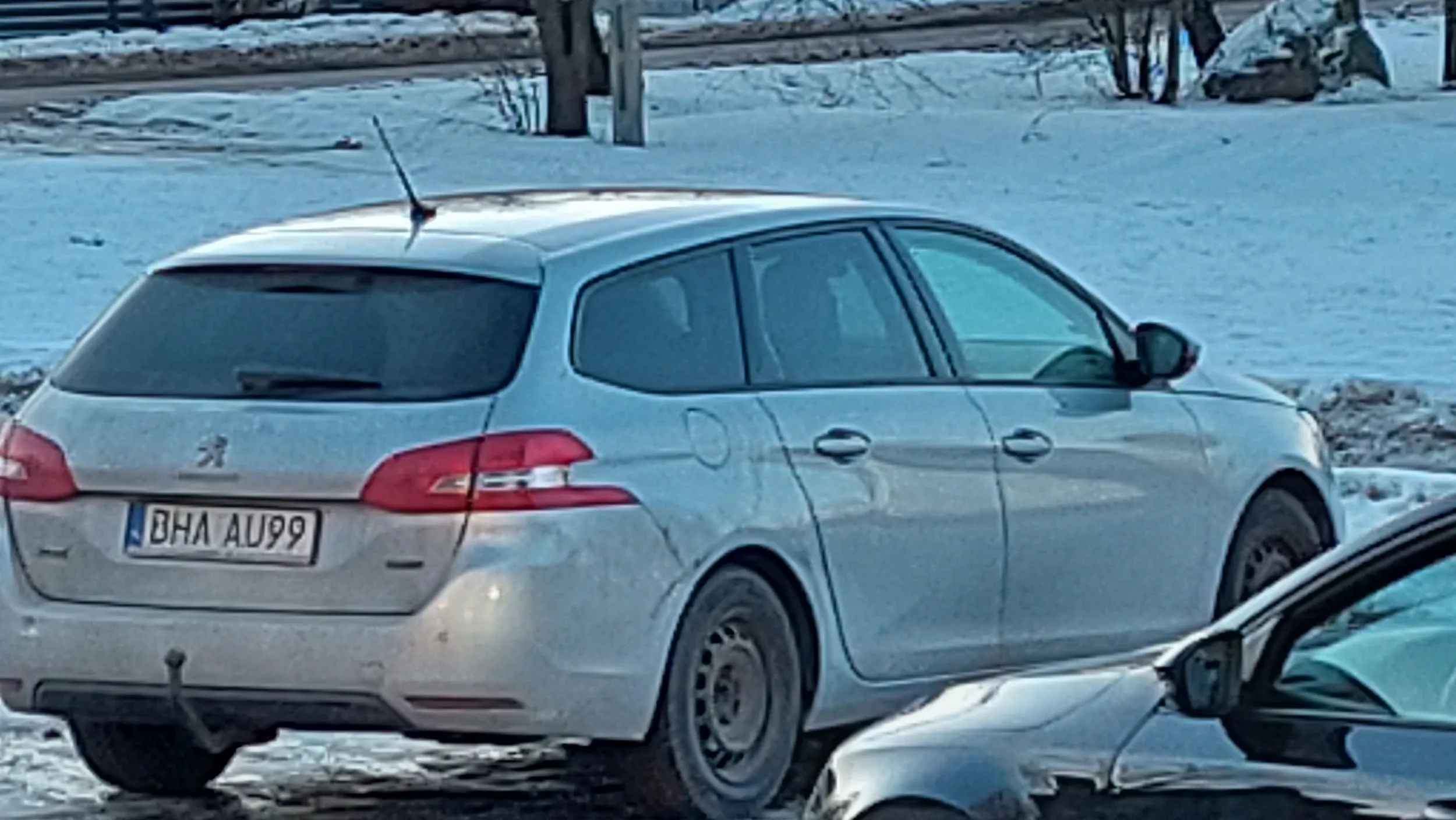 BHA AU99 Peugeot 308 kombi UWAGA! Ostrzegam mieszkańców Hajnówki przed kobietą jeżdżącą autem: Peugeot 308 kombi BHA AU99 Ta kobieta stanowi zagrożenie dla pieszych i dla siebie. Nie potrafi prowadzić auta, nie zna przepisów. Jest chyba niewidoma. Wczoraj tj. 31 stycznia 2026 roku przechodziłam przez przejście dla pieszych przy Soborze Św. Trójcy w Hajnówce. Kierowałam się w stronę Domu Kultury. Byłam niemal na środku przejścia. Kierującą w/w autem jechała od strony ronda. Widziała mnie. Mieliśmy kontakt wzrokowy. Była parę metrów od przejścia. Nie zwolniła, nie zatrzymała się. PRZYŚPIESZYŁA! Jestem ostrożna. Ja stałam na przejściu dla pieszych. Szurnęła mnie. Skręciła na parking przed Domem Kultury. Przyjechała odebrać dziecko, które wróciło z wycieczki. BŁAGAM męża, konkubenta lub ojca tej kobiety o nie dawanie jej kluczyków do samochodu. BŁAGAM. Kiedyś ta kobieta zabije kogoś, siebie, lub swoje dziecko. Peugeot 308 kombi BHA AU99