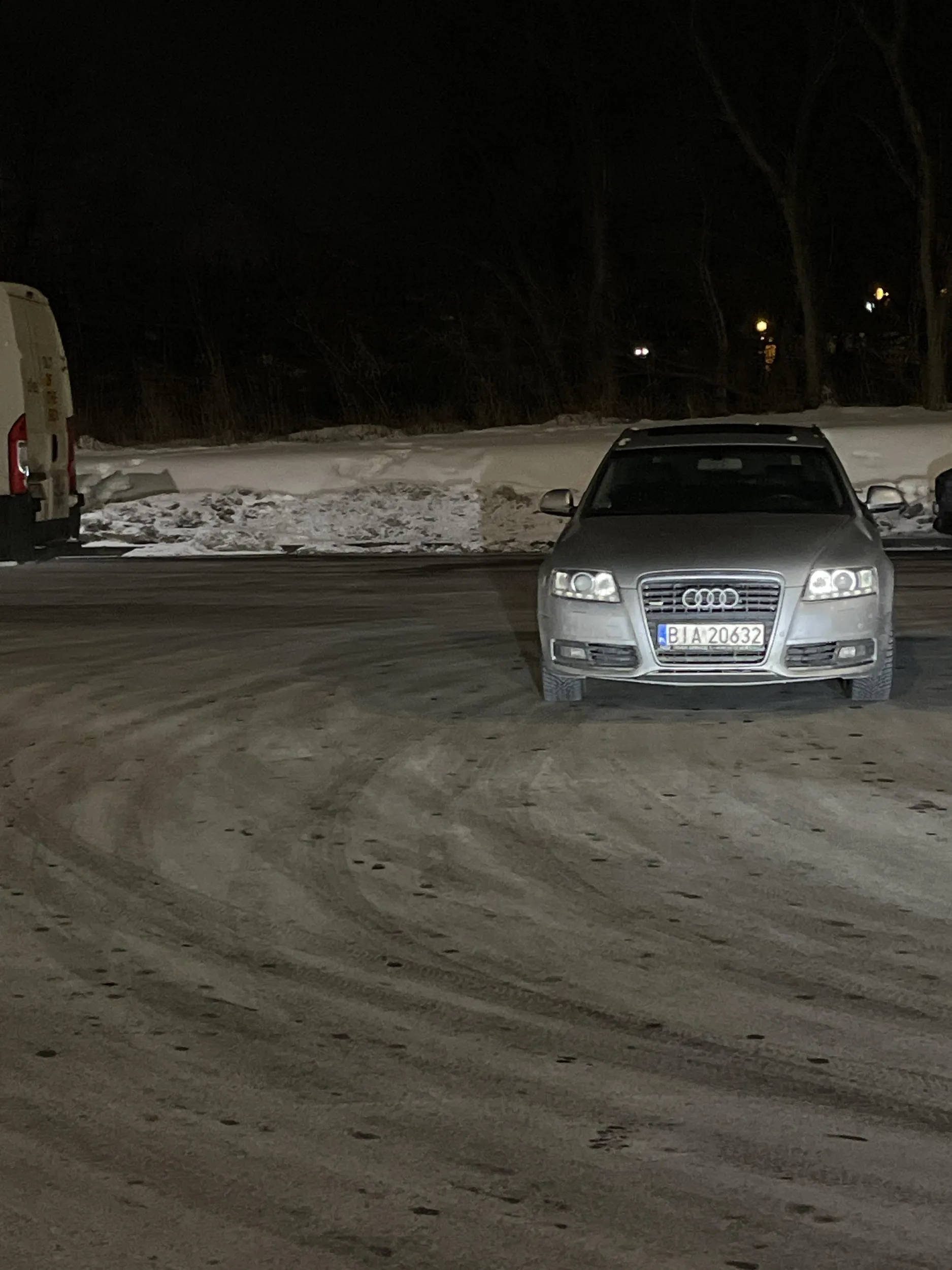 Parkowanie na przejeździe pomimo wyznaczonych i wolnych miejsc parkingowych.