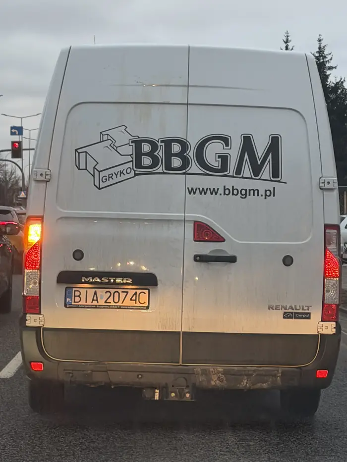 Kierowca zmieniał pas i nawet nie raczył spojrzeć w lusterko. Ledwo wyhamowałam. Nawet nie raczył przeprosić. Proszę uważać!