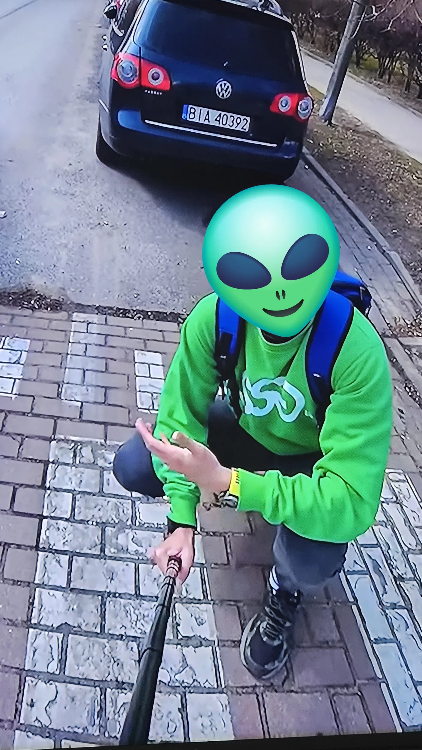 Ktoś parkuje tuż obok przejścia dla pieszych i ma w nosie to, że ogranicza widoczność. A co jak tam ktoś nie zauważy dziecka i je potraci na przejściu? To jest właśnie skutek bezmyślności właściciela pojazdu.