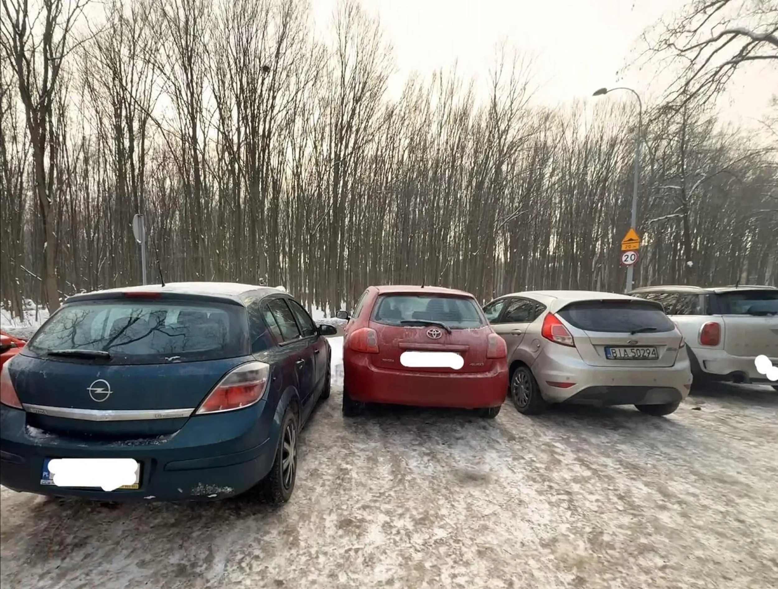 Nakleja karne ku*asy za złe parkowanie, a sam się nie umie dobrze ustawić. Historia: Biały ford miał dużo miejsca po swojej prawej stronie, a zaparkował tak iż nikt normalnie nie mógł się dopasować po jego lewej stronie dlatego i marnował miejsce parkingowe przy uczelni… Widać pierwsze zdjęcie z fordem i drugie już bez gdy inny kierowca zaparkował poprawie, a i tak miał jeszcze sporo miejsca po swoje prawej co pokazuje jak nieumiejętnie parkował kierowca białego forda.
