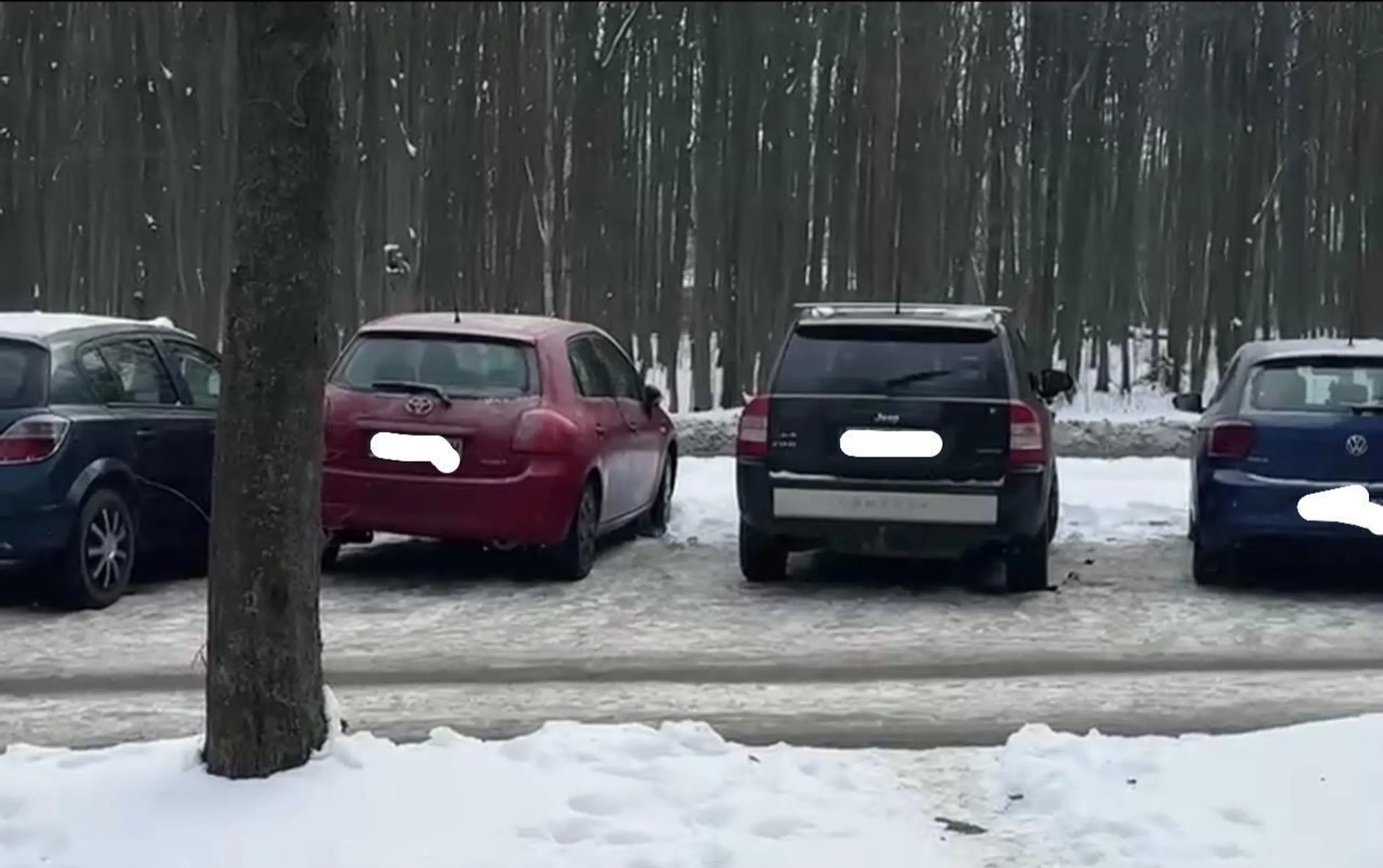 Nakleja karne ku*asy za złe parkowanie, a sam się nie umie dobrze ustawić. Historia: Biały ford miał dużo miejsca po swojej prawej stronie, a zaparkował tak iż nikt normalnie nie mógł się dopasować po jego lewej stronie dlatego i marnował miejsce parkingowe przy uczelni… Widać pierwsze zdjęcie z fordem i drugie już bez gdy inny kierowca zaparkował poprawie, a i tak miał jeszcze sporo miejsca po swoje prawej co pokazuje jak nieumiejętnie parkował kierowca białego forda.