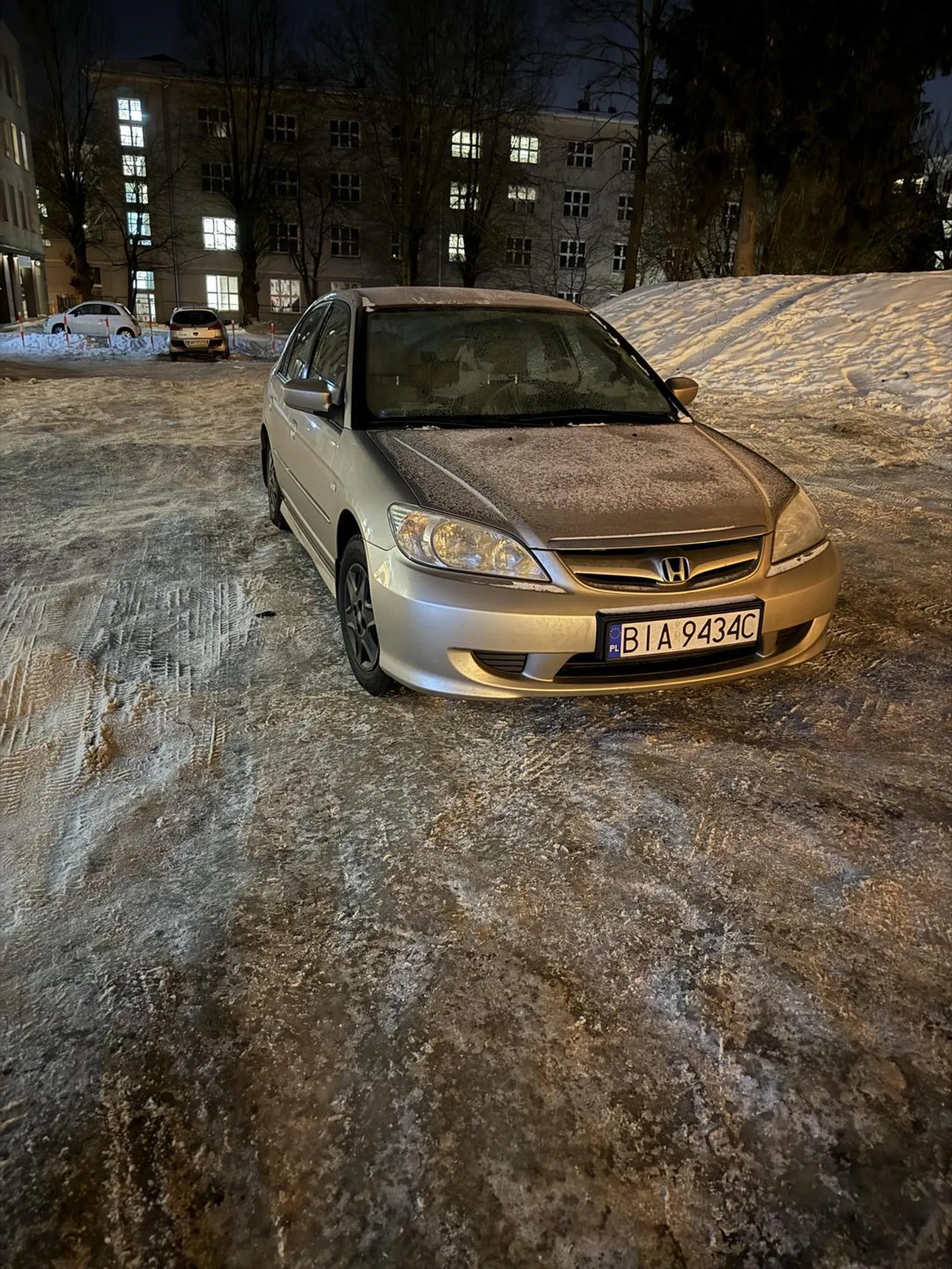 Nie ma to jak postawić samochód na środku parkingu. Idiotyzm.