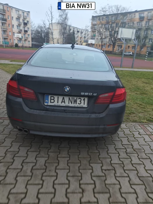 Dzieci podczas ewakuacji ze szkoły, nie mogły ustawić się w bezpiecznym miejscu wyznaczonym jako MIEJSCE DO EWAKUACJI, kierowca tego auta powinien oddać prawo jazdy i natychmiast udać się na sz