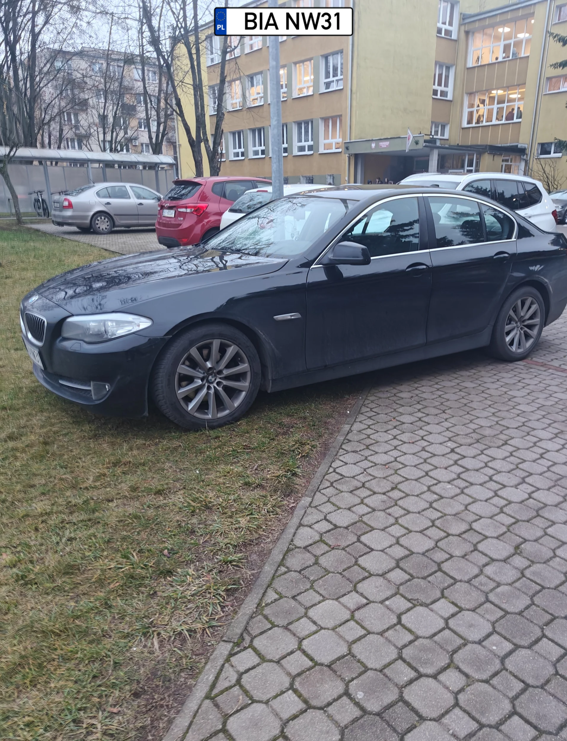 Dzieci podczas ewakuacji ze szkoły, nie mogły ustawić się w bezpiecznym miejscu wyznaczonym jako MIEJSCE DO EWAKUACJI, kierowca tego auta powinien oddać prawo jazdy i natychmiast udać się na sz