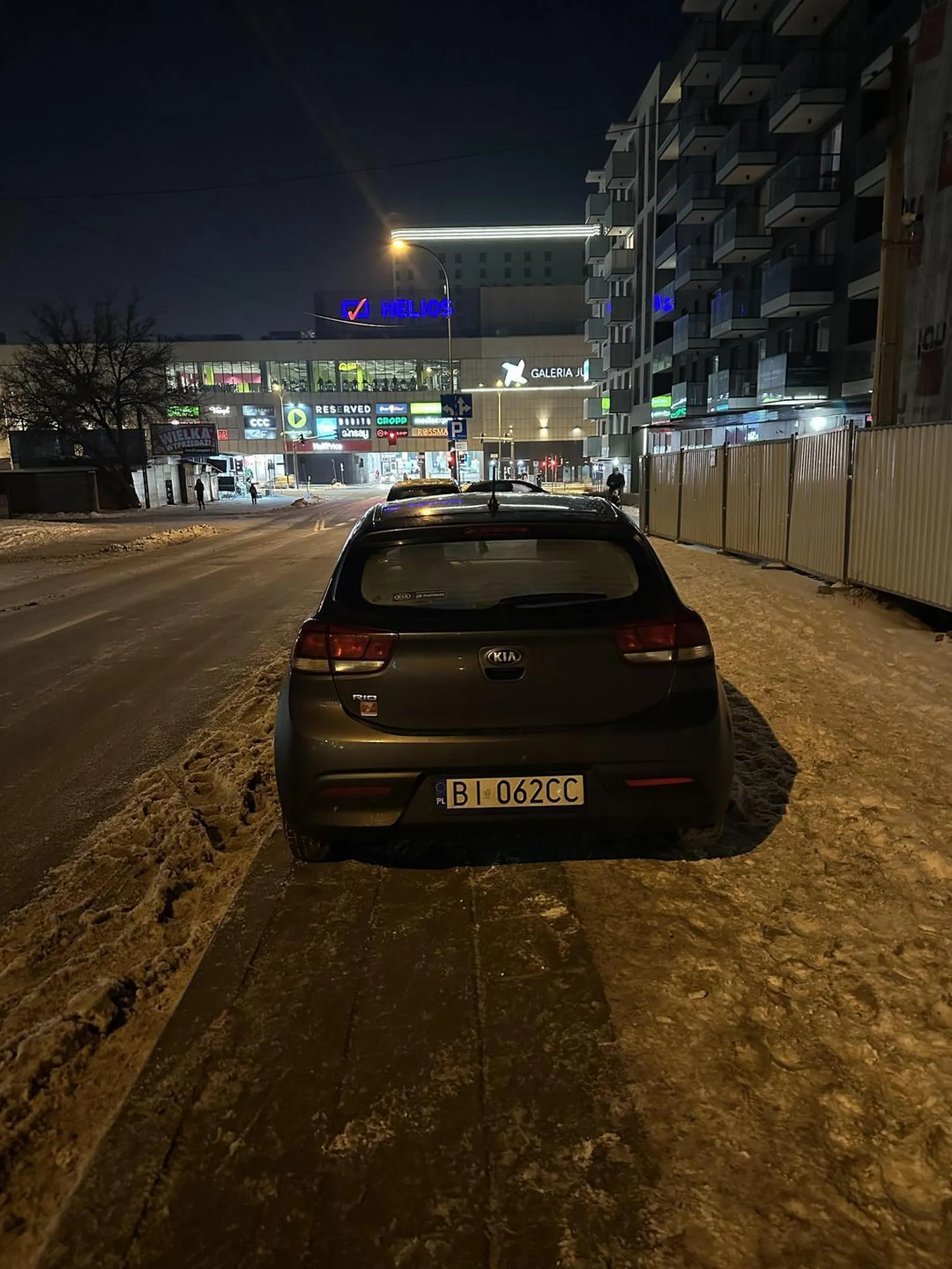 Panienka z Kijanki zachęca do wchodzenia w śnieżek lub błotko. Dziękujemy Ci księżniczko, że zdecydowałaś się zastawić tylko cały chodnik.