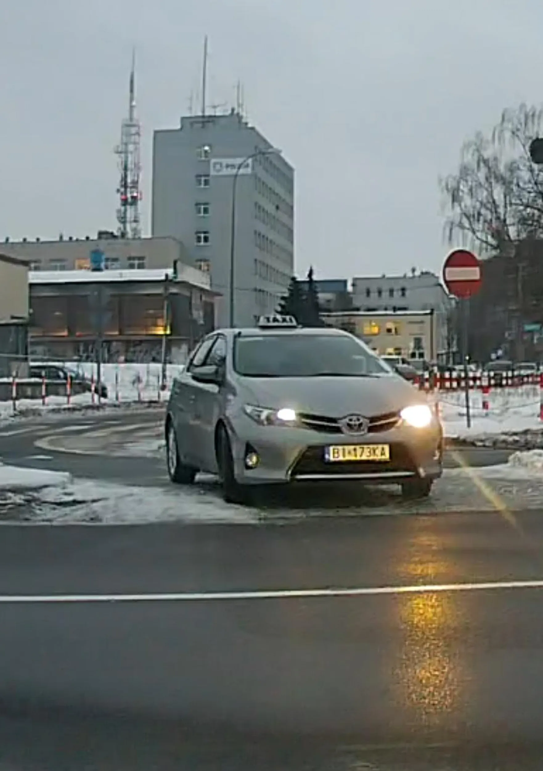 Legalny taksiarz a łamie przepisy, nie zastosował się do nakazu jazdy w prawo i skorzystał z przejazdu dla pojazdów służbowych policji. Później jazda pod prąd. 200m dalej była normalna nawrotka ale po co z niej skorzystać. Cooltura ma inne zasady?