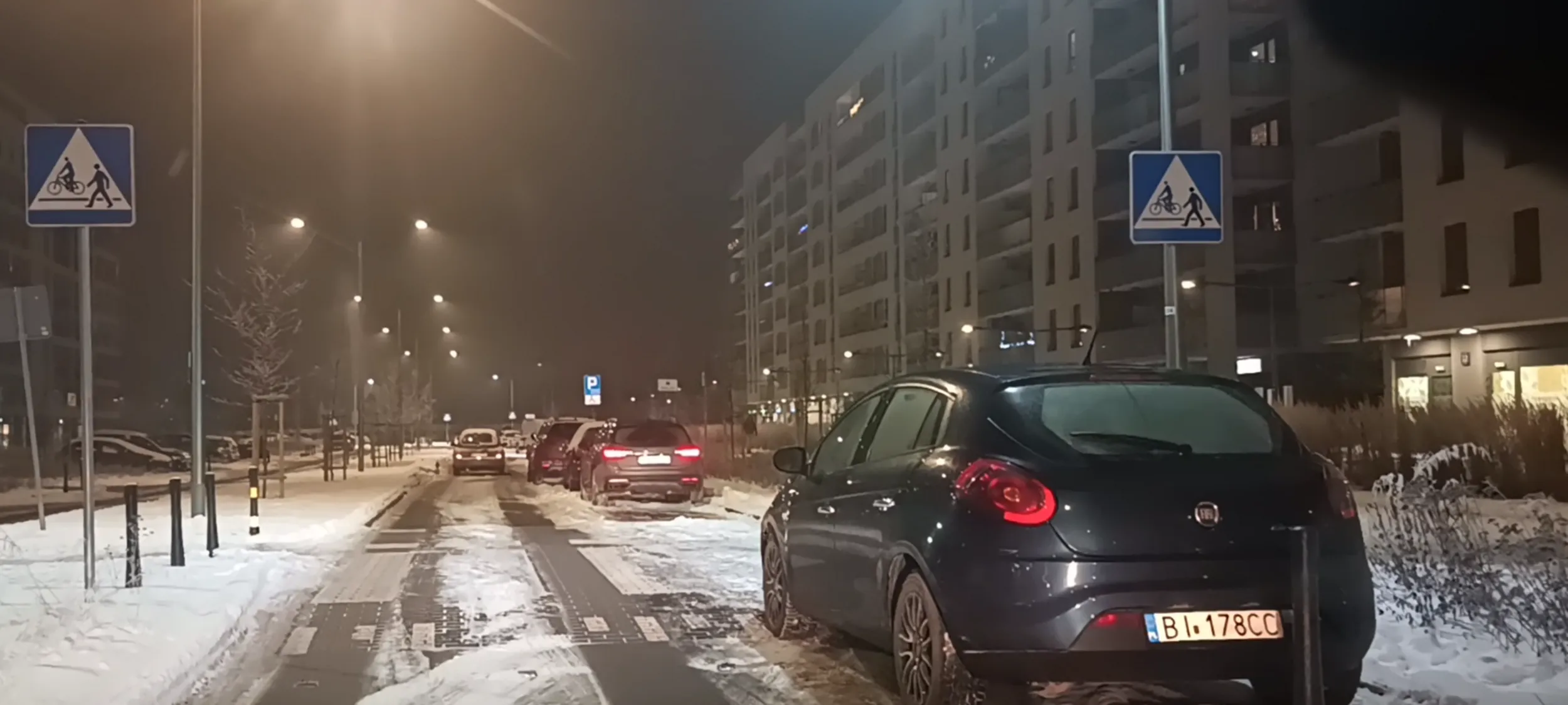 Cham parkuje w Warszawie na Ursusie przed przejściem dla pieszych i zasłania widoczność.