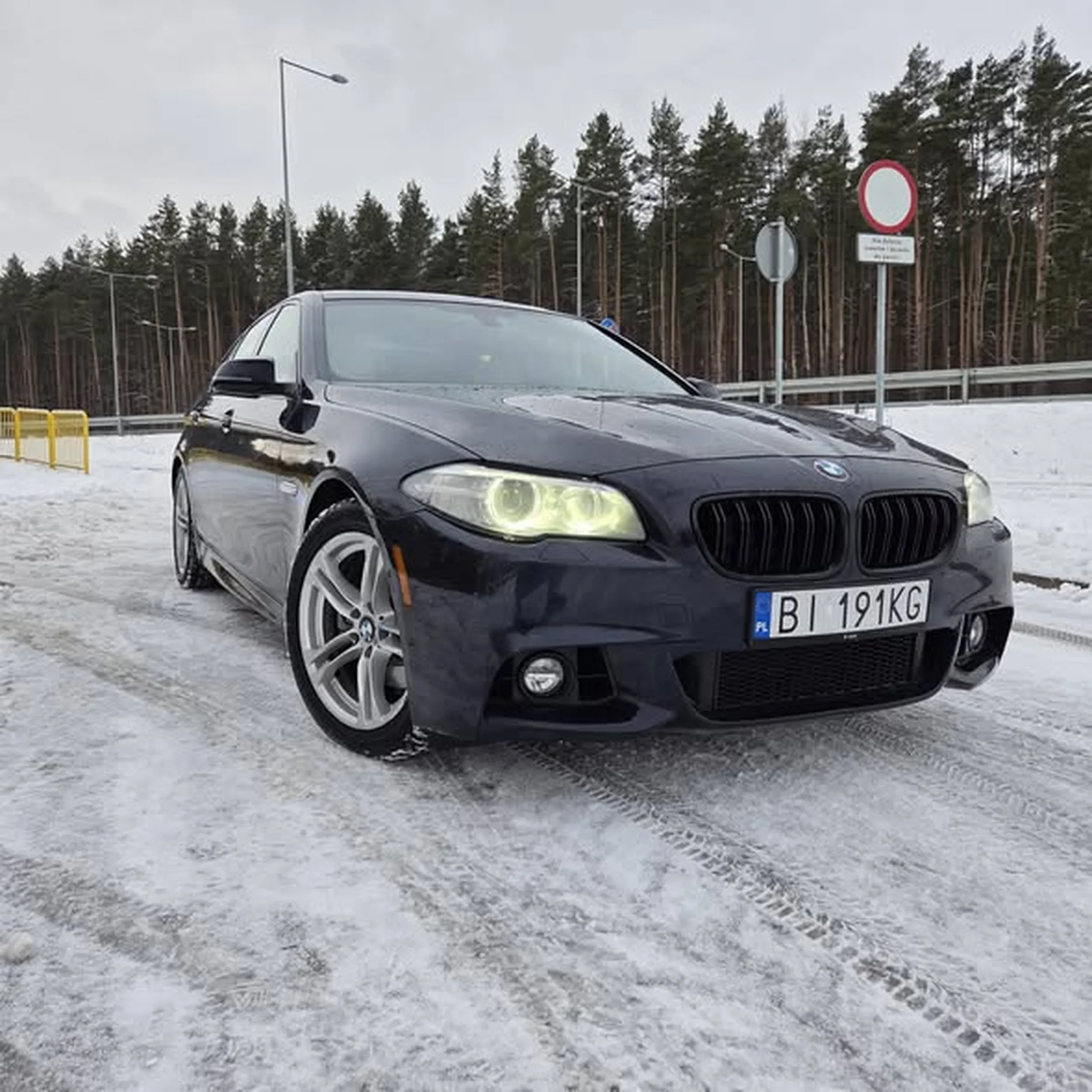Warszawa dn. 21.02.2026 około godziny 15 - Kierowcy ewidentnie się śpieszyło (albo odurzony?), bo próbował się przeciskać między wysiadającymi/wsiadającymi pasażerami, po czym w połowie długości tramwaju wystrzelił długą. Za taki numer powinni ci prawko zabrać. Przystanek tramwajowy Stare Miasto, z wysiadaniem na jezdnię.