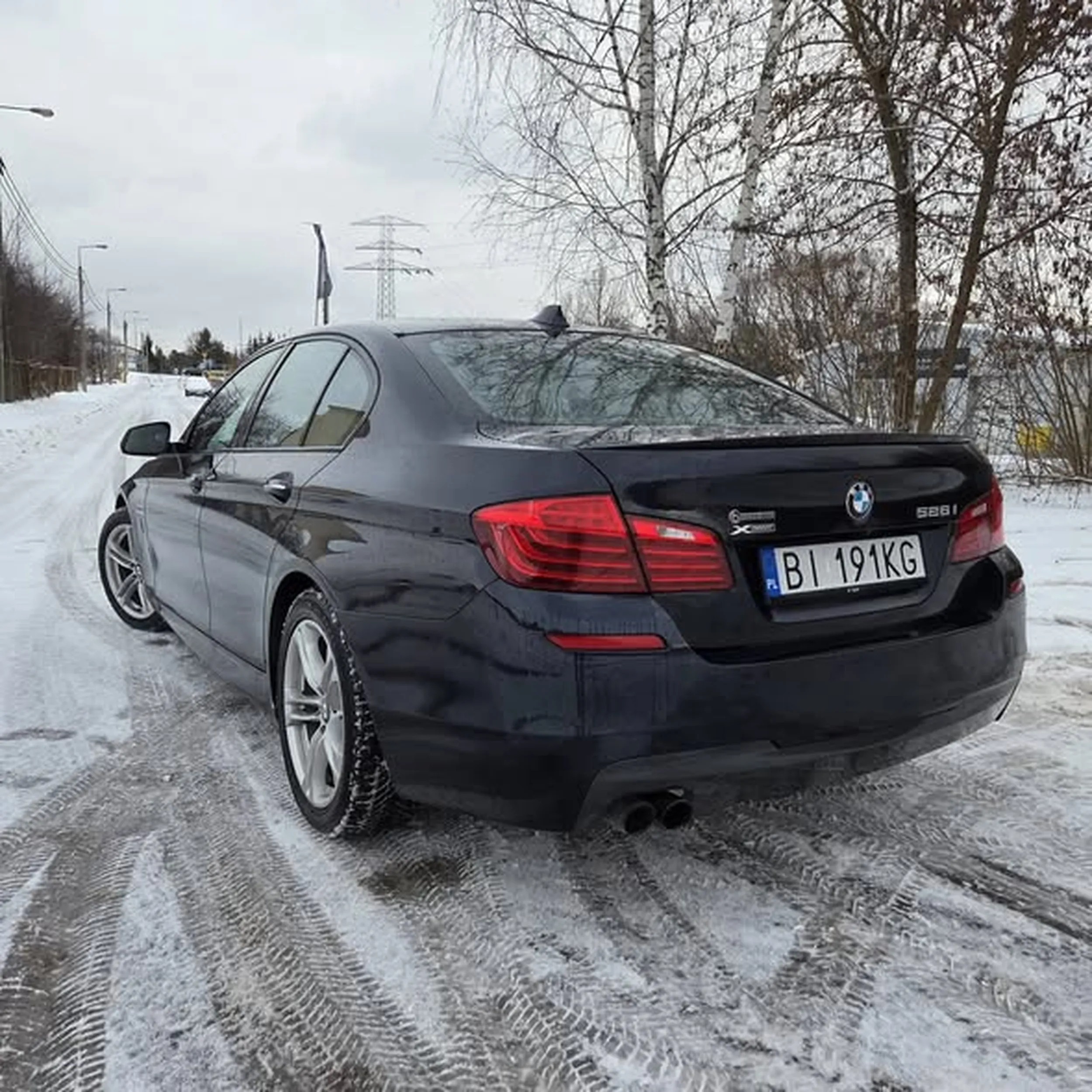 Warszawa dn. 21.02.2026 około godziny 15 - Kierowcy ewidentnie się śpieszyło (albo odurzony?), bo próbował się przeciskać między wysiadającymi/wsiadającymi pasażerami, po czym w połowie długości tramwaju wystrzelił długą. Za taki numer powinni ci prawko zabrać. Przystanek tramwajowy Stare Miasto, z wysiadaniem na jezdnię.