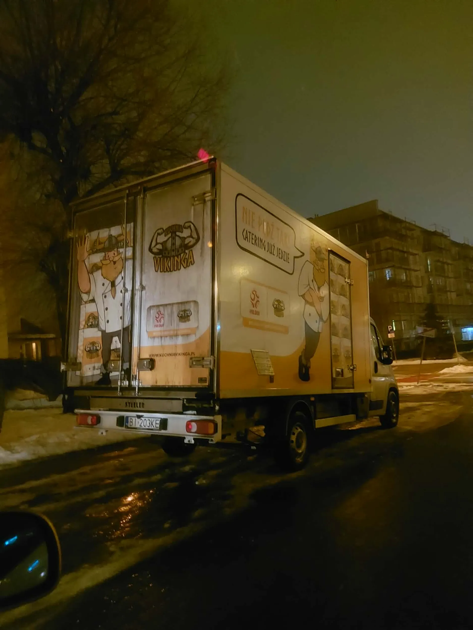 Nie parkuj na chodniku paruwo. Następnym razem odrazu zgłoszenie na policję.