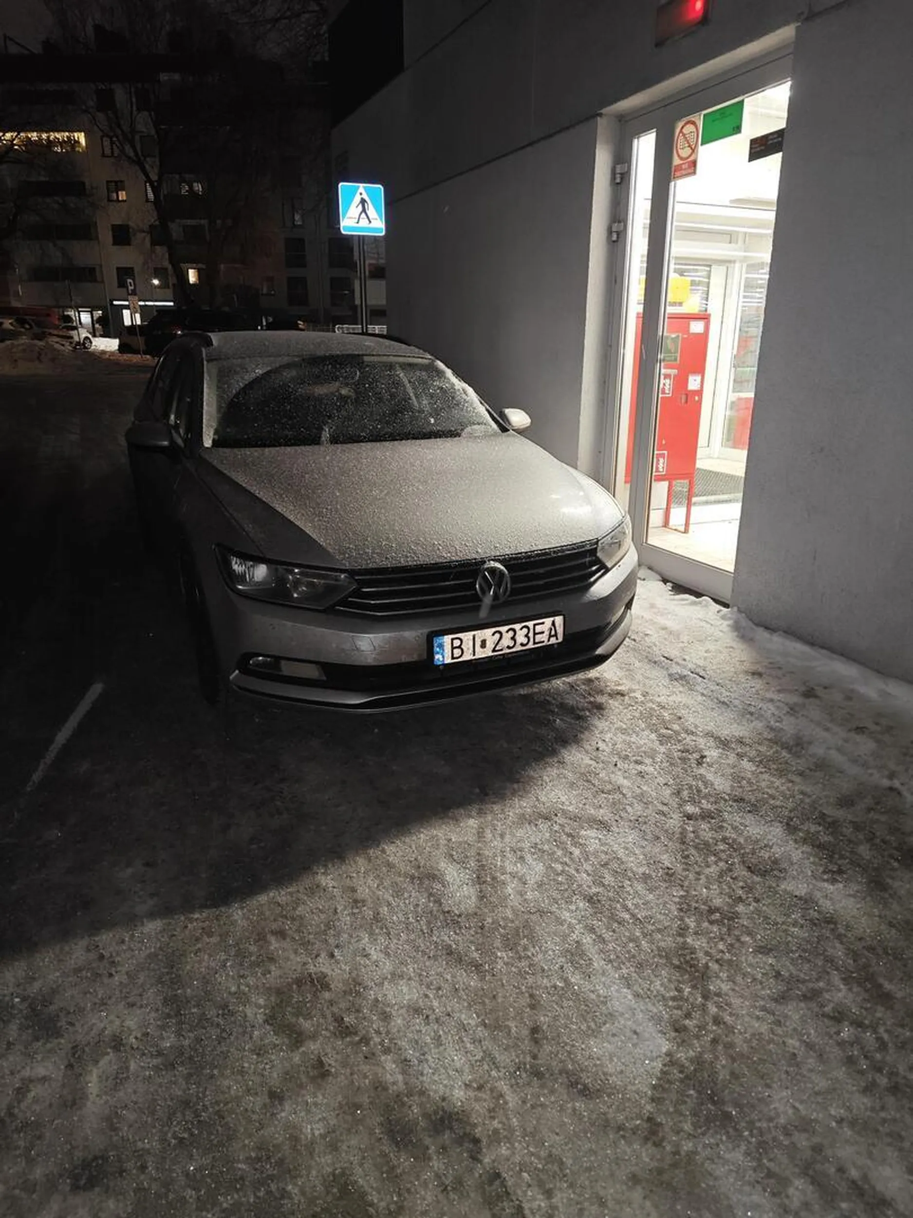 Serdecznie gratulujemy zastawienia wyjścia ewakuacyjnego z budynku oraz ograniczenia widoczności na przejściu dla pieszych tuż obok. Na zdjęciu tego nie widać, ale wzdłuż całego budynku obowiązuje zakaz zatrzymywania się (B-16), także kierowca tego auta ustrzelił hattrick.