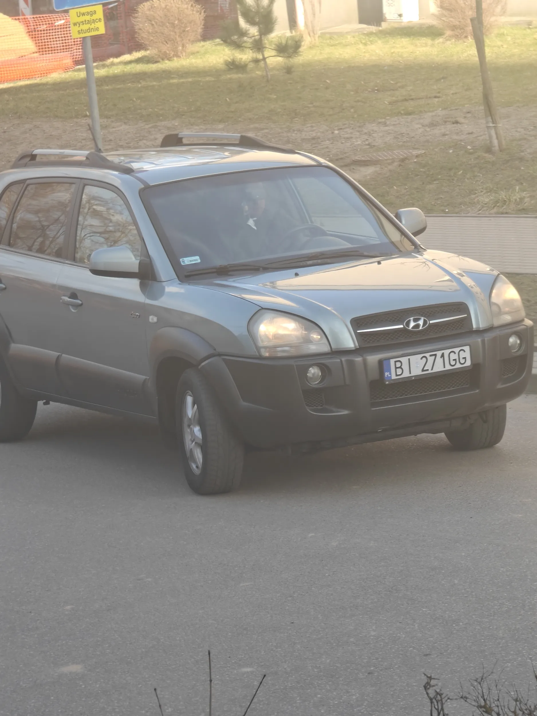 Naucz się chamie parkować a nie pod samym znakiem zakazu parkujesz! Oby cię mandatami zjechali ,tfu!