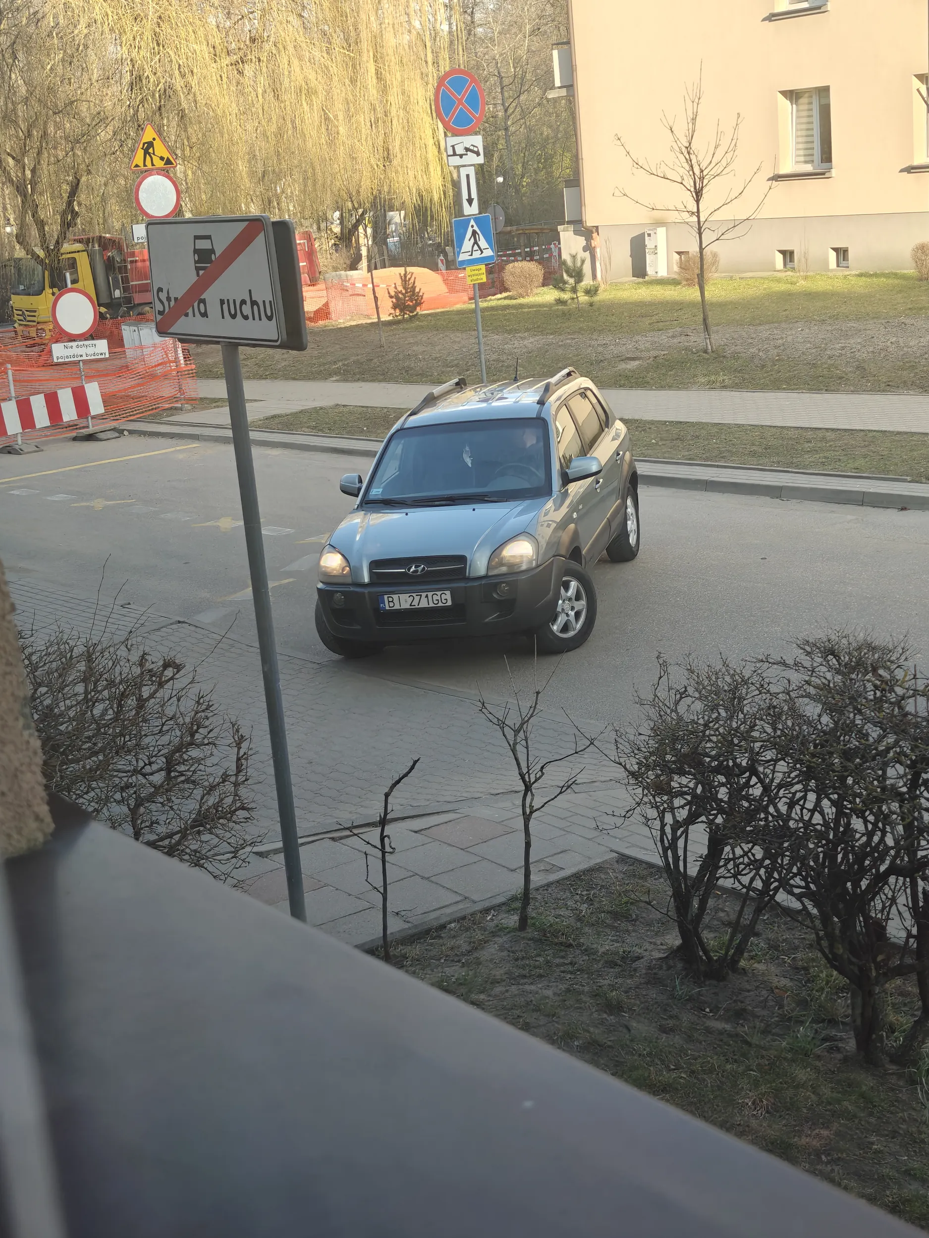 Naucz się chamie parkować a nie pod samym znakiem zakazu parkujesz! Oby cię mandatami zjechali ,tfu!