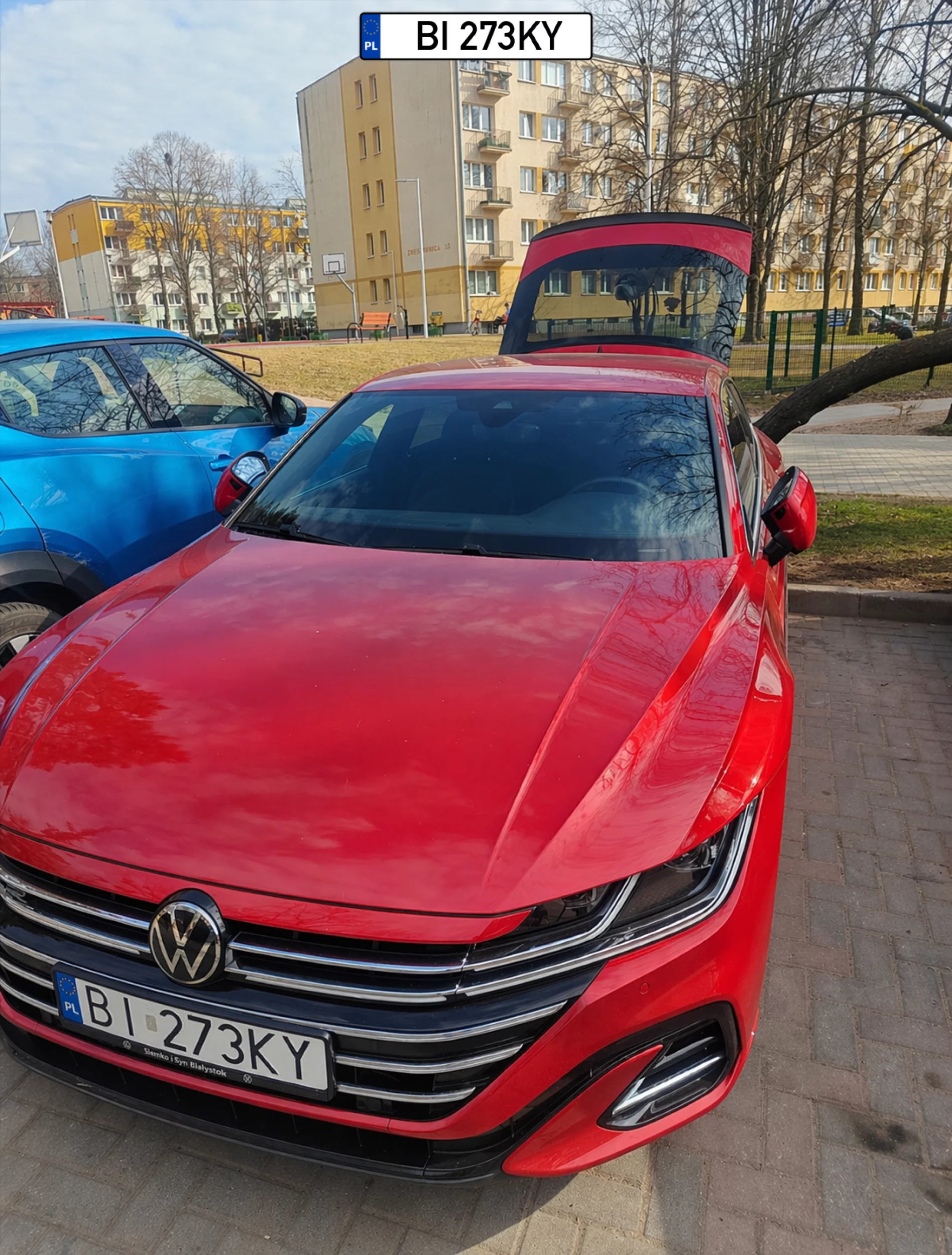 Dureń zaparkował na dwóch miejscach z otwartym bagażnikiem, gdy zareagowałem,odpowiedział mi "Idę teraz do przedszkola do dzieci", na moje słowa "co mnie to obchodzi" odpowiedział "Przeproś"