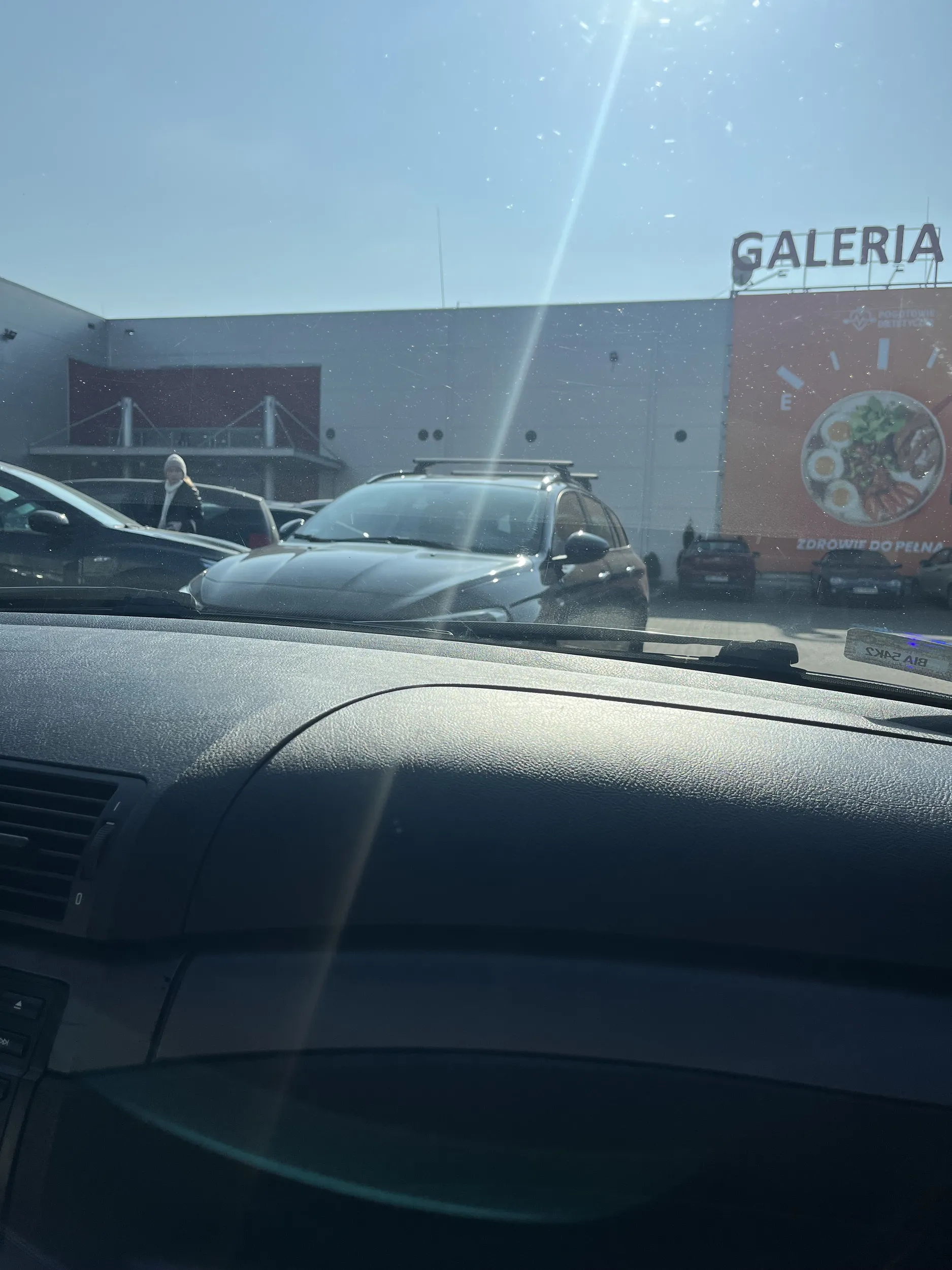 Pani nie umie zastosować się do ruchu okrężnego na parkingu przy galerii M.