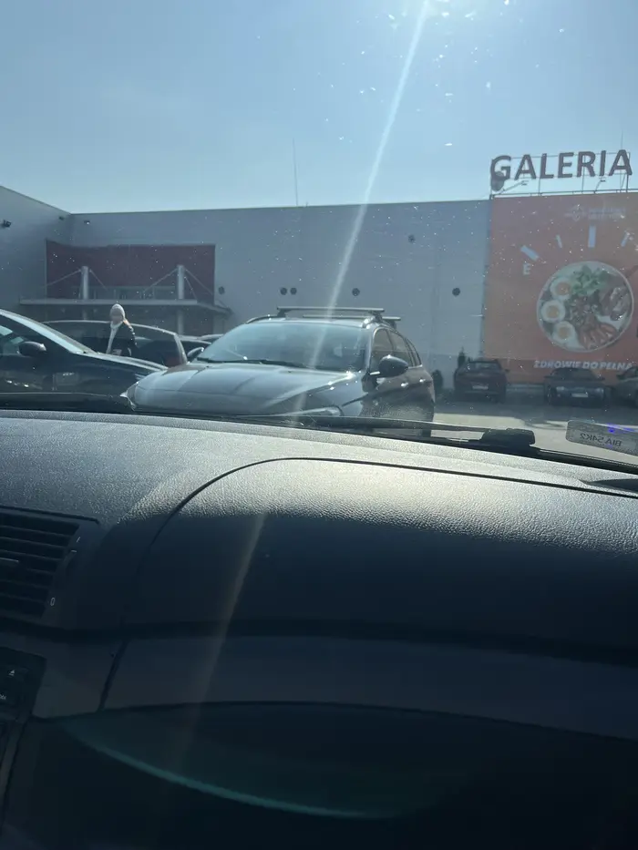 Pani nie umie zastosować się do ruchu okrężnego na parkingu przy galerii M.