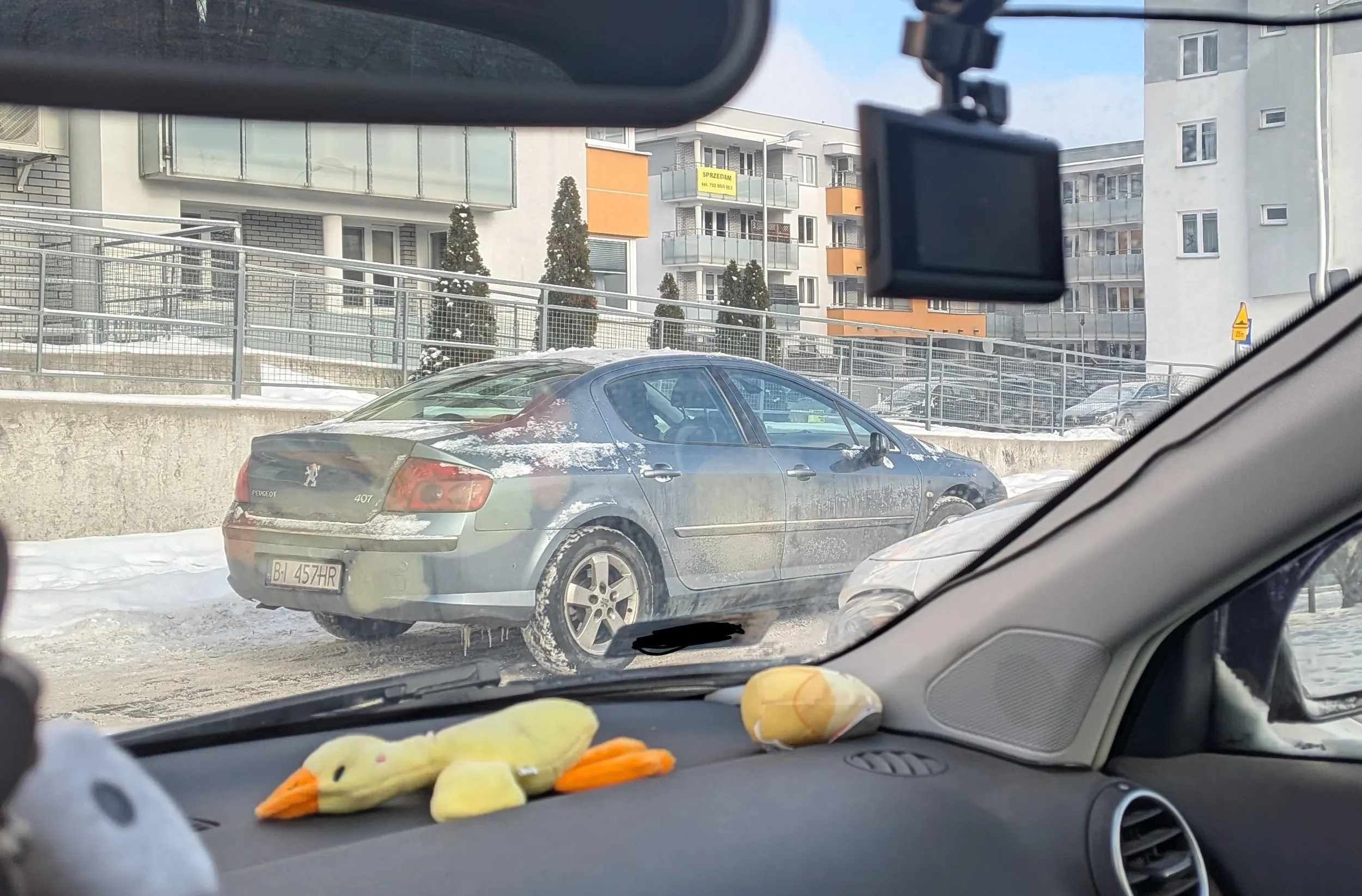 Serdecznie pozdrawiam kierowcę który uderzył swoimi drzwiami od auta w moje drzwi. Kierowca uciekł bez słowa :) Trochę kultury życzę następnym razem i słowa przepraszam. :) odpuszczam bo nie widzę szkód.