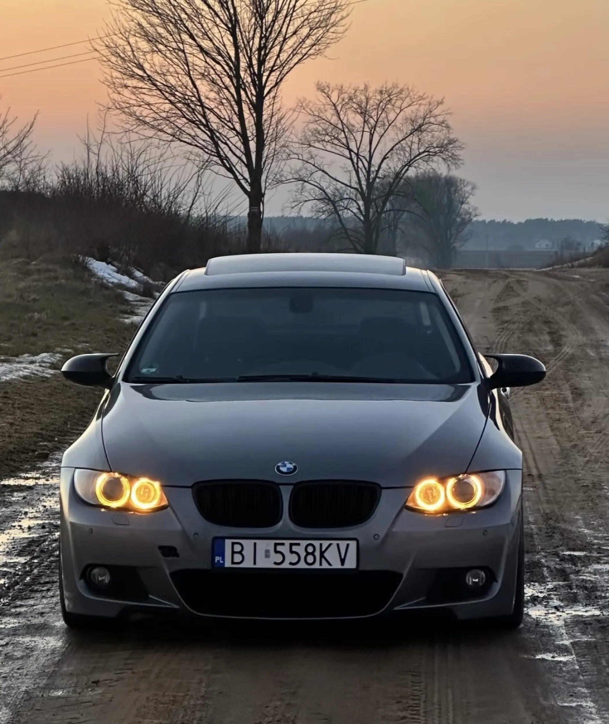 Osoba nietrzeźwa bezczelna i przede wszystkim bez zębów staje na pasach macham żeby opuścił szybę bo miał flaka otwiera okno krzyczy wyzywa a najgorsze to że bez kłów był i napluł mi na lakier masakra kierowca żenujący.
